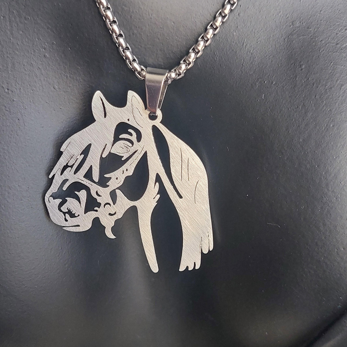 Einzigartige Pferdeanhänger-Anhänger-Halskette: Mutiger Statement-Schmuck, Geschenk für Reitsportbegeisterte. Statement-Pferdeanhänger mit Edelstahlkette