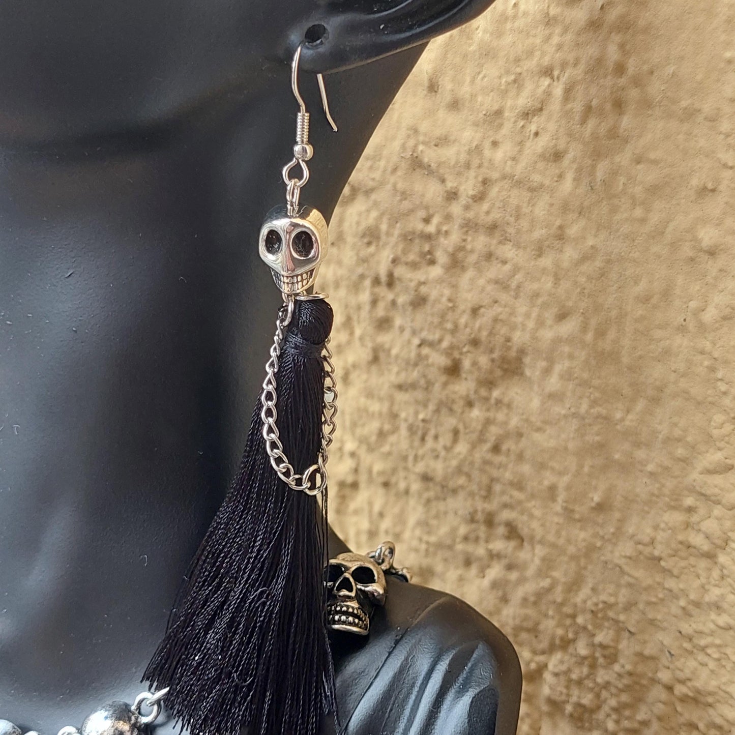 Gothic-Schmuckset – Skelettbraut-Ohrringe &amp; Totenkopf-Halskette | Halloween, Geburtstag, Weihnachtsgeschenk | Silber | Geschenkbox