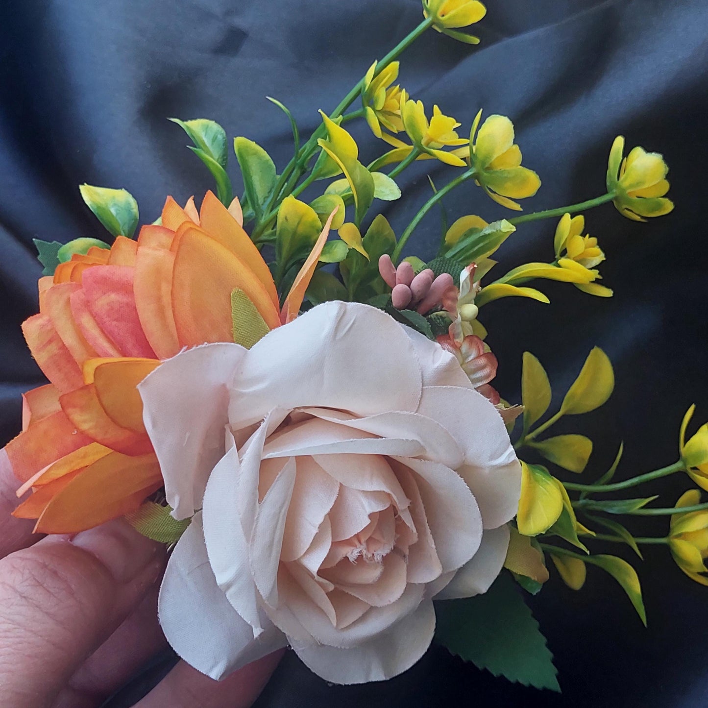 Bunter Haarkamm mit Blumenmuster – Handgefertigtes Statement-Haaraccessoire, elegante florale Haarverzierung, Geschenk für Sie, perfekt für Feiertage und jeden Tag