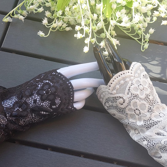 Elegante, fingerlose Abendhandschuhe aus schwarzer und weißer Spitze – romantisches Accessoire für Damen