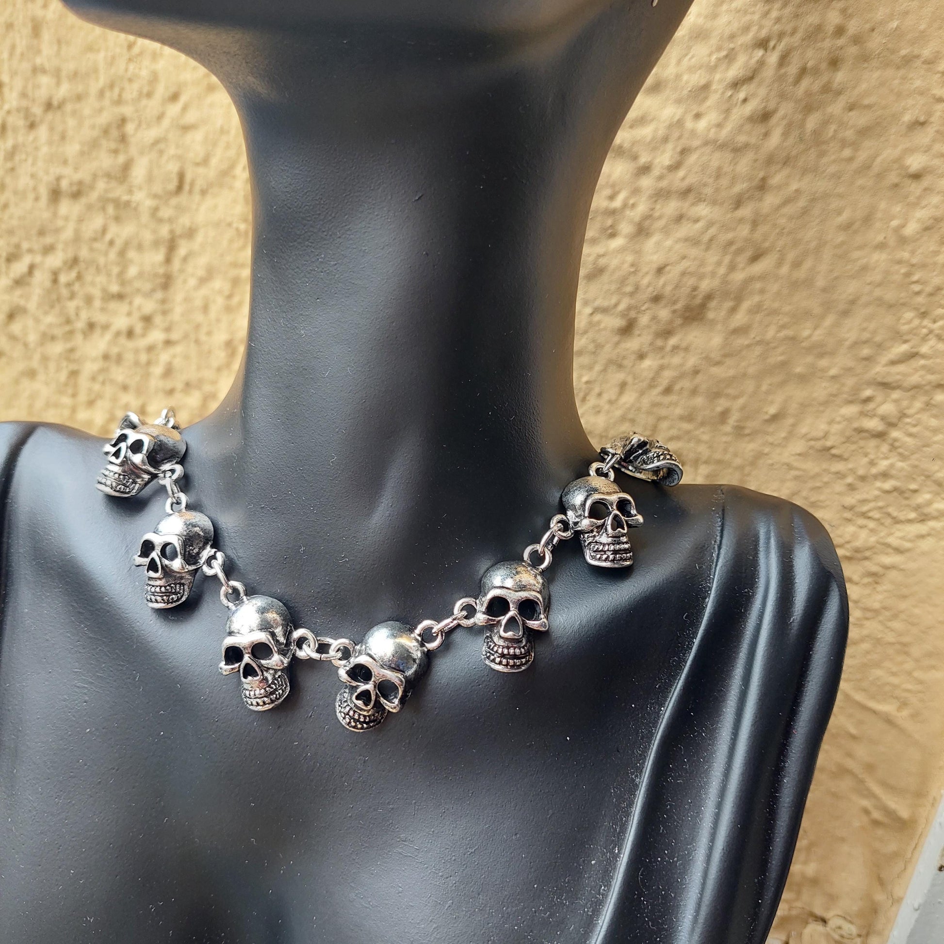Gothic Totenkopf Schmuck Set – Choker Halskette, Verstellbares Armband, Skull Ohrstecker