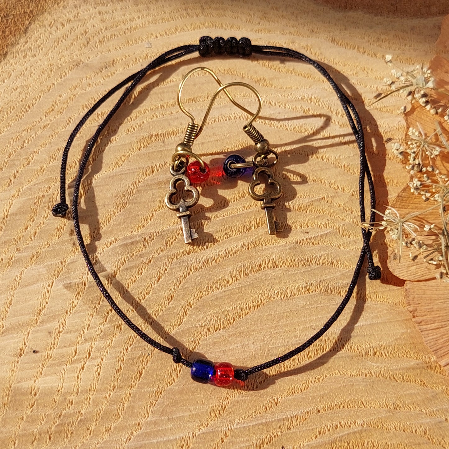Minimalist macrame bracelet with red and blue beads – handmade gift 
Matrix Choice jewelry set – earrings and bracelet with symbolic design Minimalistisches Makramee Armband mit roten und blauen Perlen – handgemachtes Geschenk 