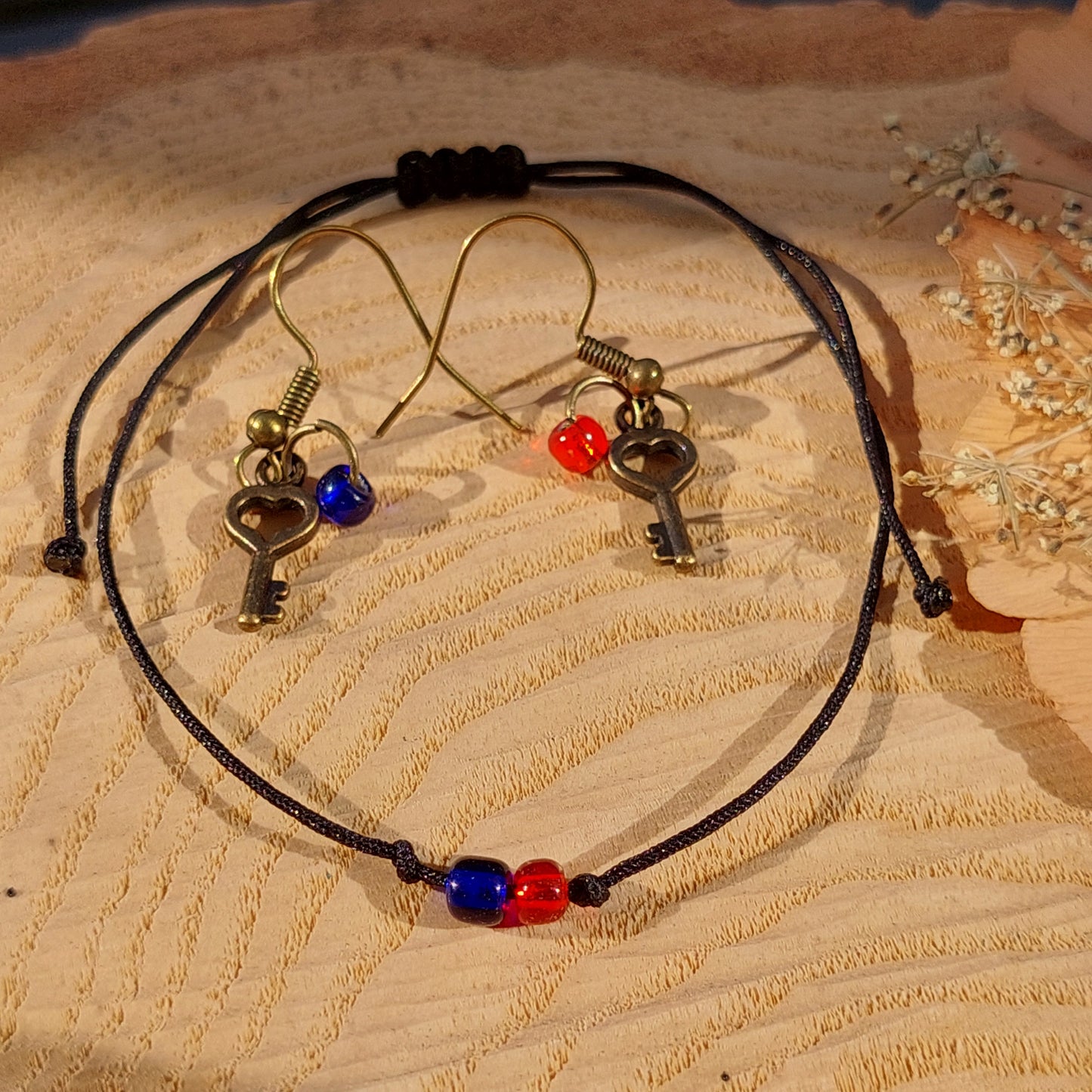 Antique gold key earrings with red and blue beads – Matrix Choice jewelry Antikgold Schlüssel Ohrringe mit roten und blauen Perlen – Matrix Choice Schmuck