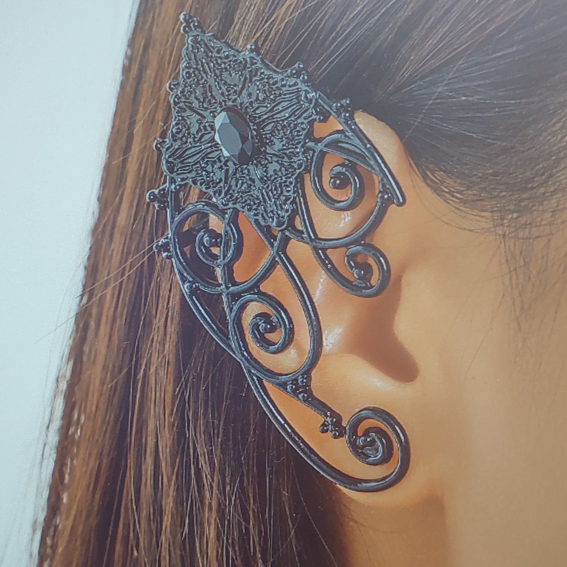Black elf ear cuffs with crystals – gothic fantasy earrings for pierced ears.
Elegant black crystal elf ear jewelry for Halloween, cosplay, festivals and dark fantasy looks.