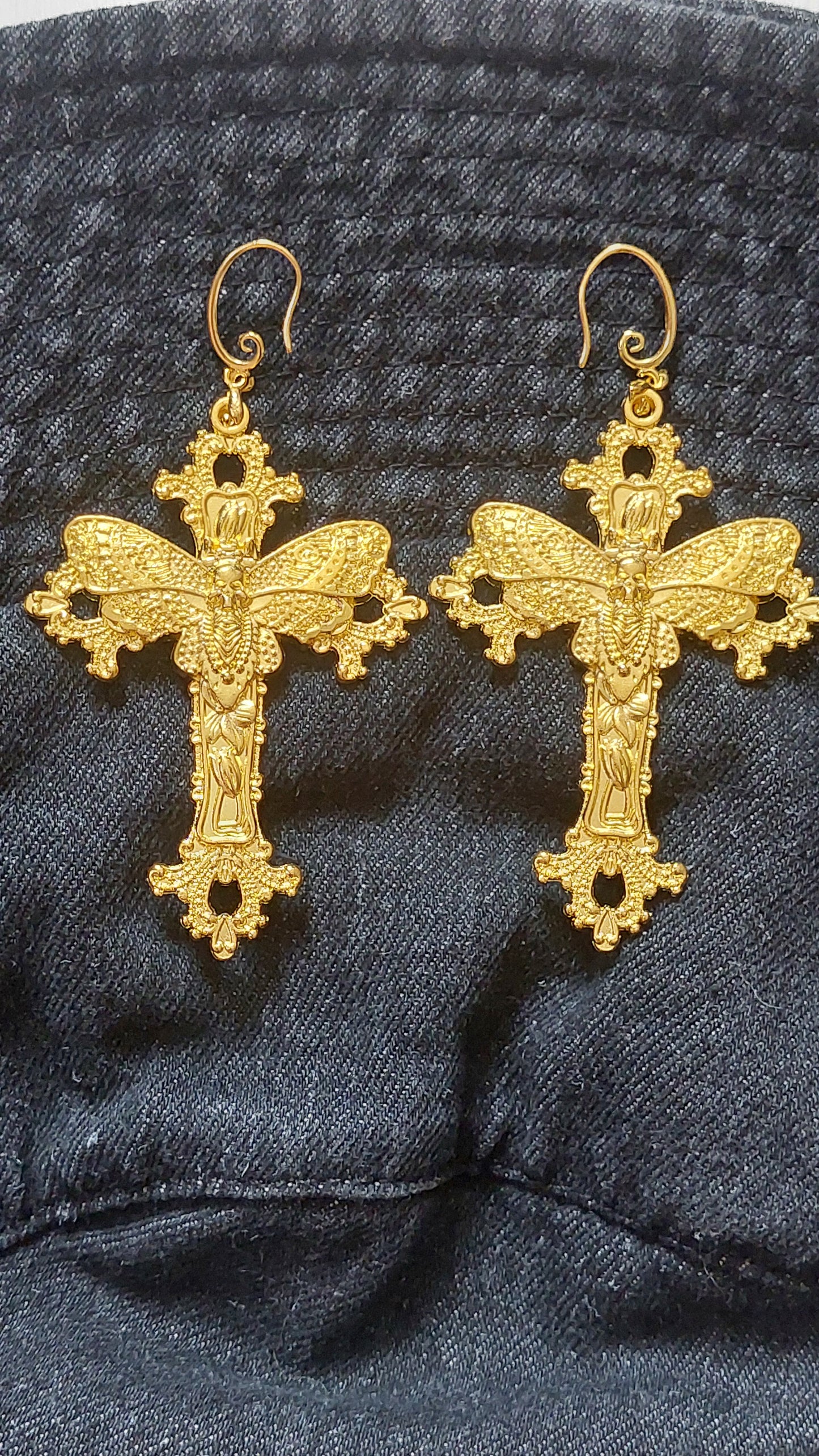 Gotische Kreuzohrringe mit Totenkopfmotte – Silberne Hängeohrringe, hypoallergen