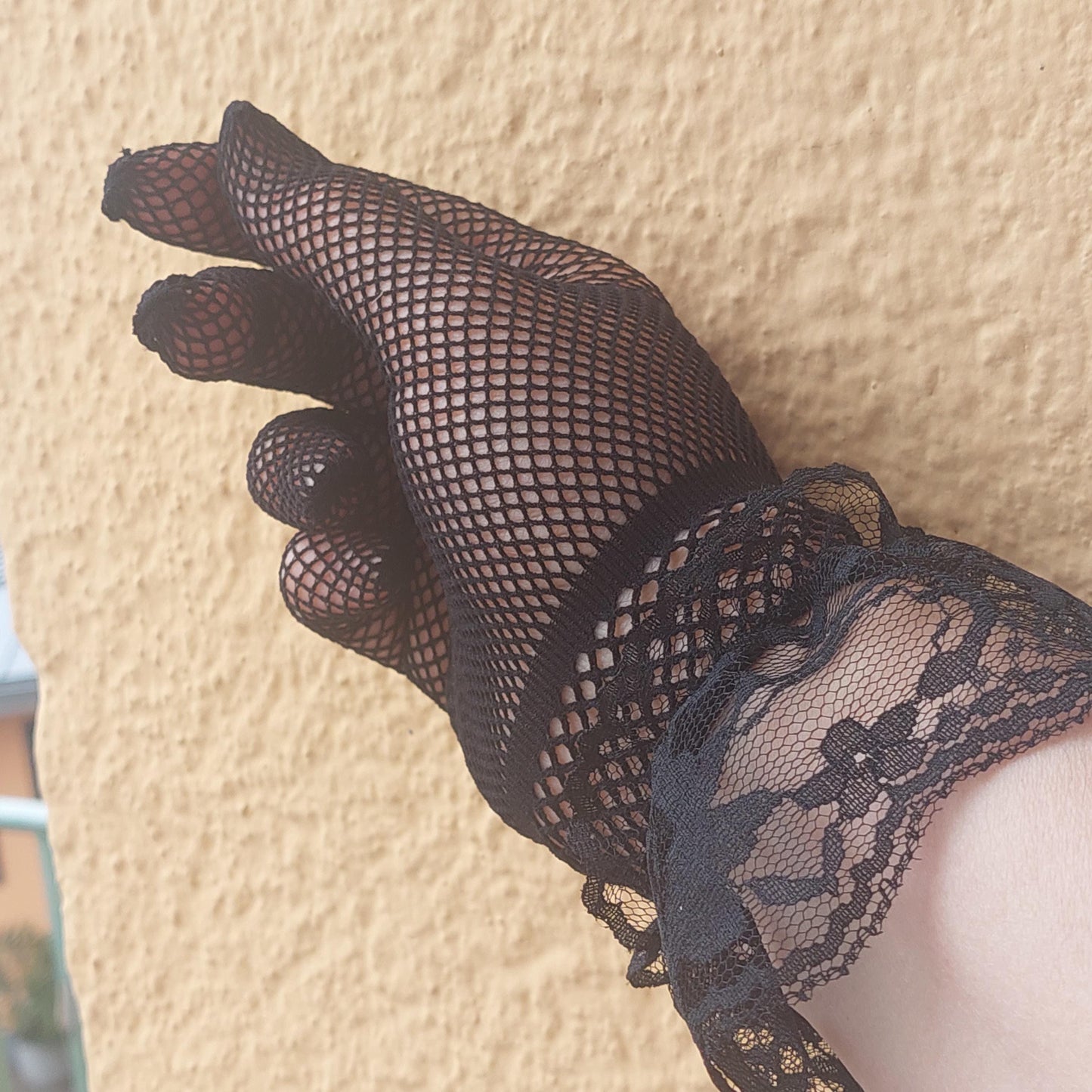 Elegante Spitzenhandschuhe: Schwarze &amp; Weiße Vollfingerhandschuhe für besondere Anlässe