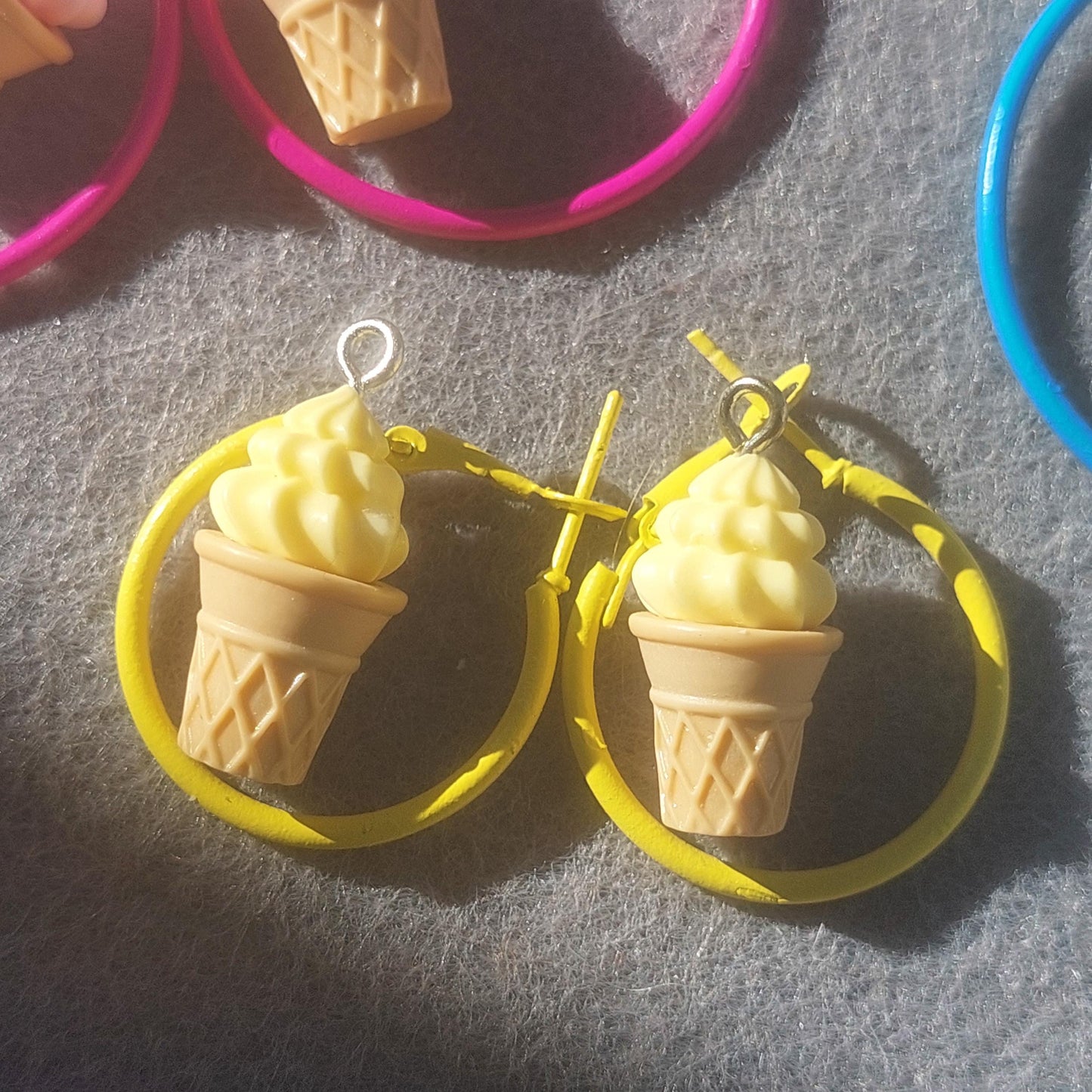 Lebhafte, hypoallergene Creolen mit Eiscreme-Anhänger: Bunte Sommer-Ohrringe aus Edelstahl
