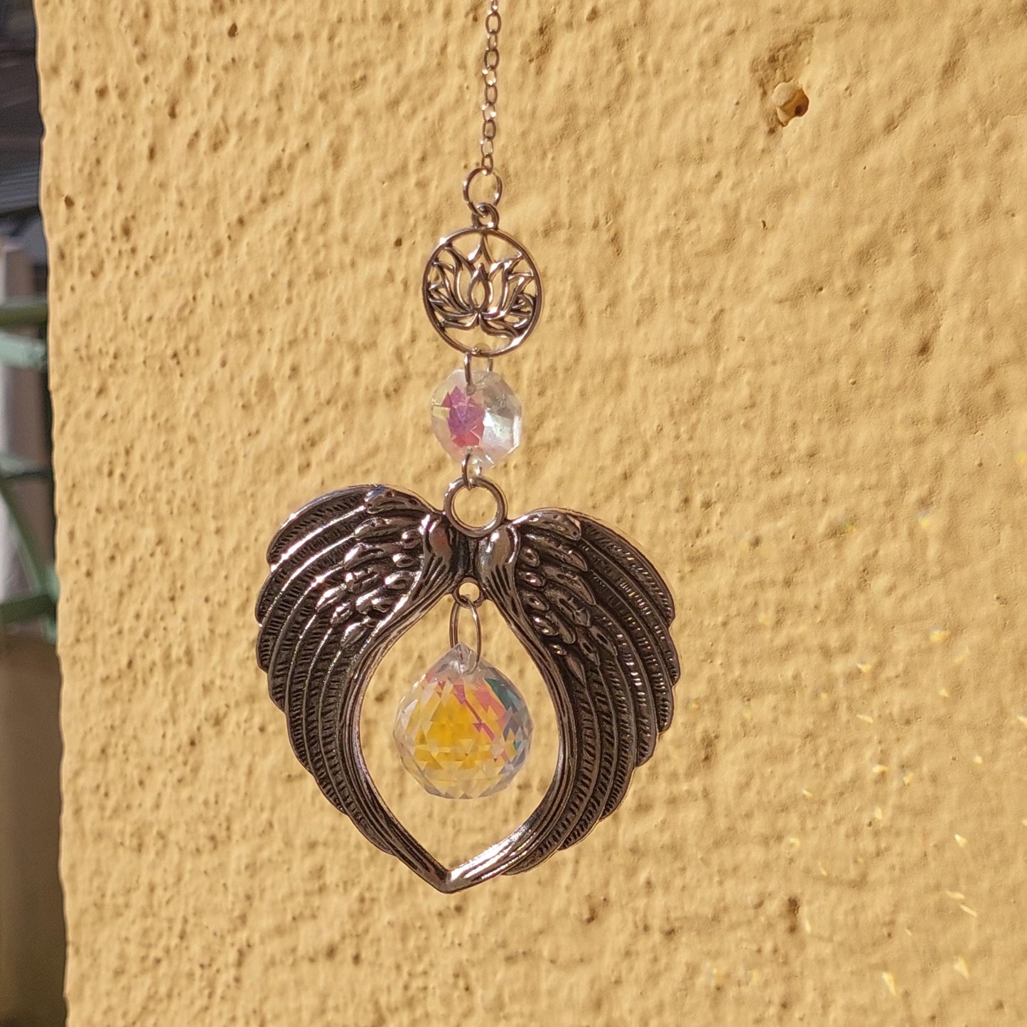 Kristall-Sonnenfänger mit Engelsflügeln – Elegante Garten- und Wohndekoration, einzigartiges Glaskunst-Geschenk, spirituelles Schutzengel-Prisma, handgefertigter Wandbehang