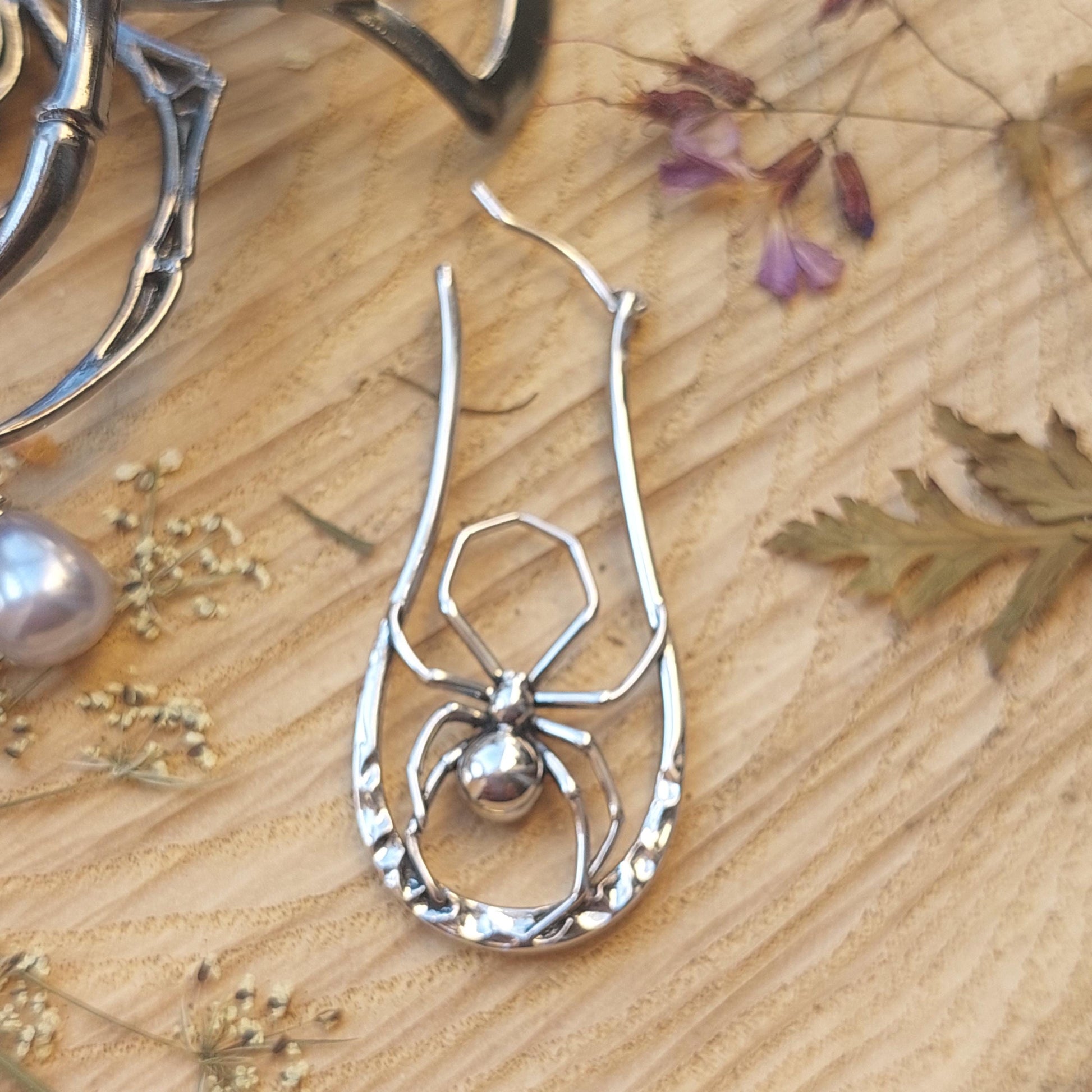 Gothic Spider Jewelry Set - Vintage Pearl Hair Clip and Boho Spider Earrings for Halloween Cosplay