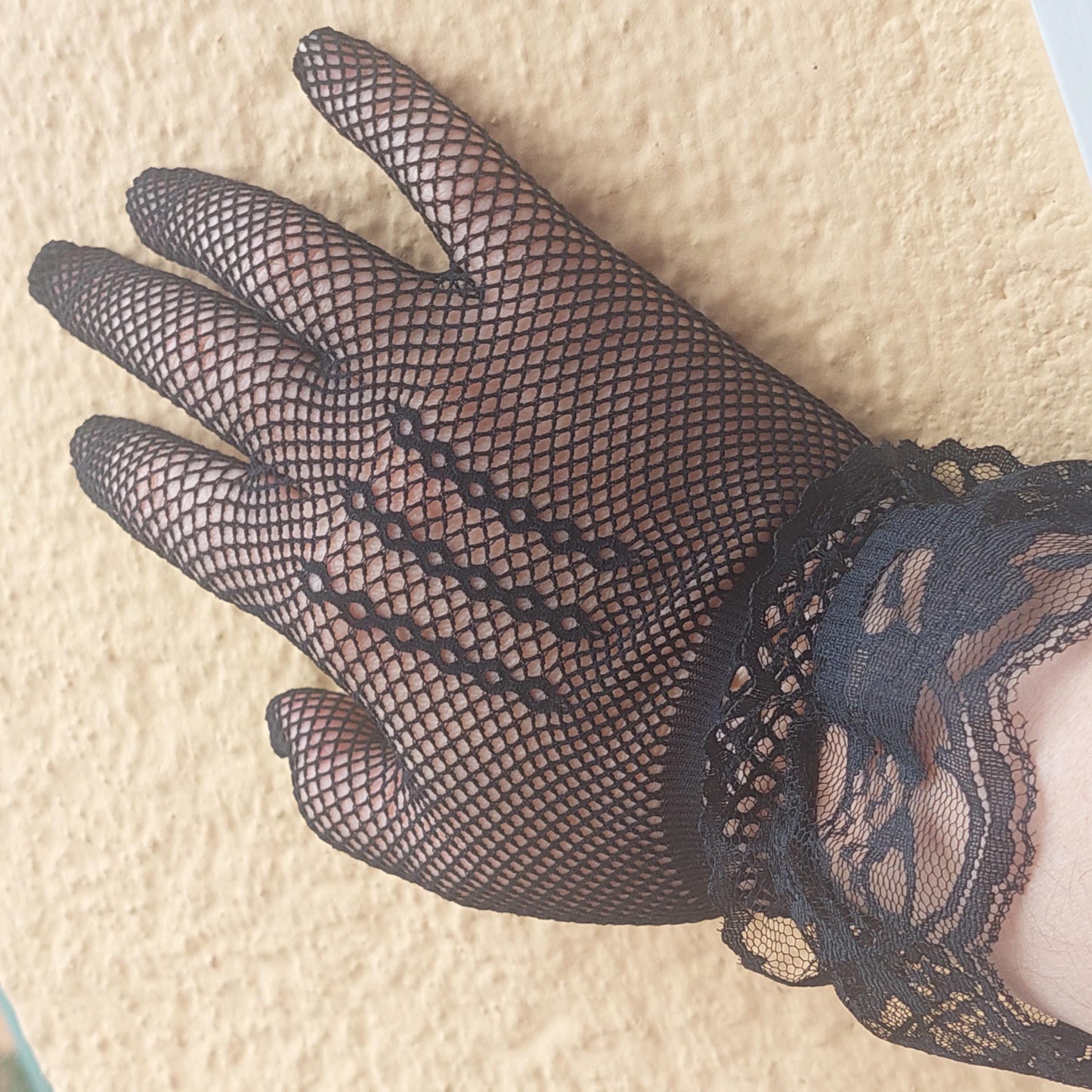 Elegante Spitzenhandschuhe: Schwarze &amp; Weiße Vollfingerhandschuhe für besondere Anlässe