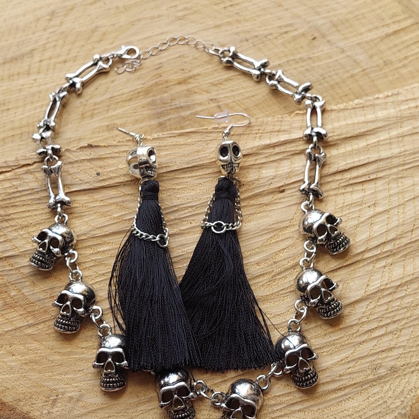 Gothic-Schmuckset – Skelettbraut-Ohrringe &amp; Totenkopf-Halskette | Halloween, Geburtstag, Weihnachtsgeschenk | Silber | Geschenkbox