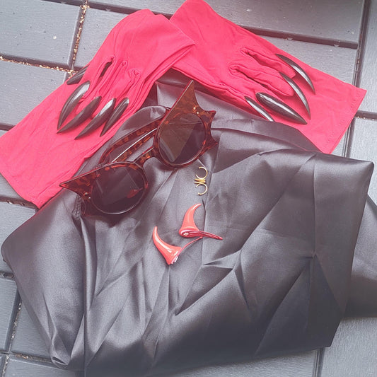 Vampirkostüm – Zubehörset | Umhang, Handschuhe mit Krallen, Brille, Hörner, Reißzähne | 2 Stile