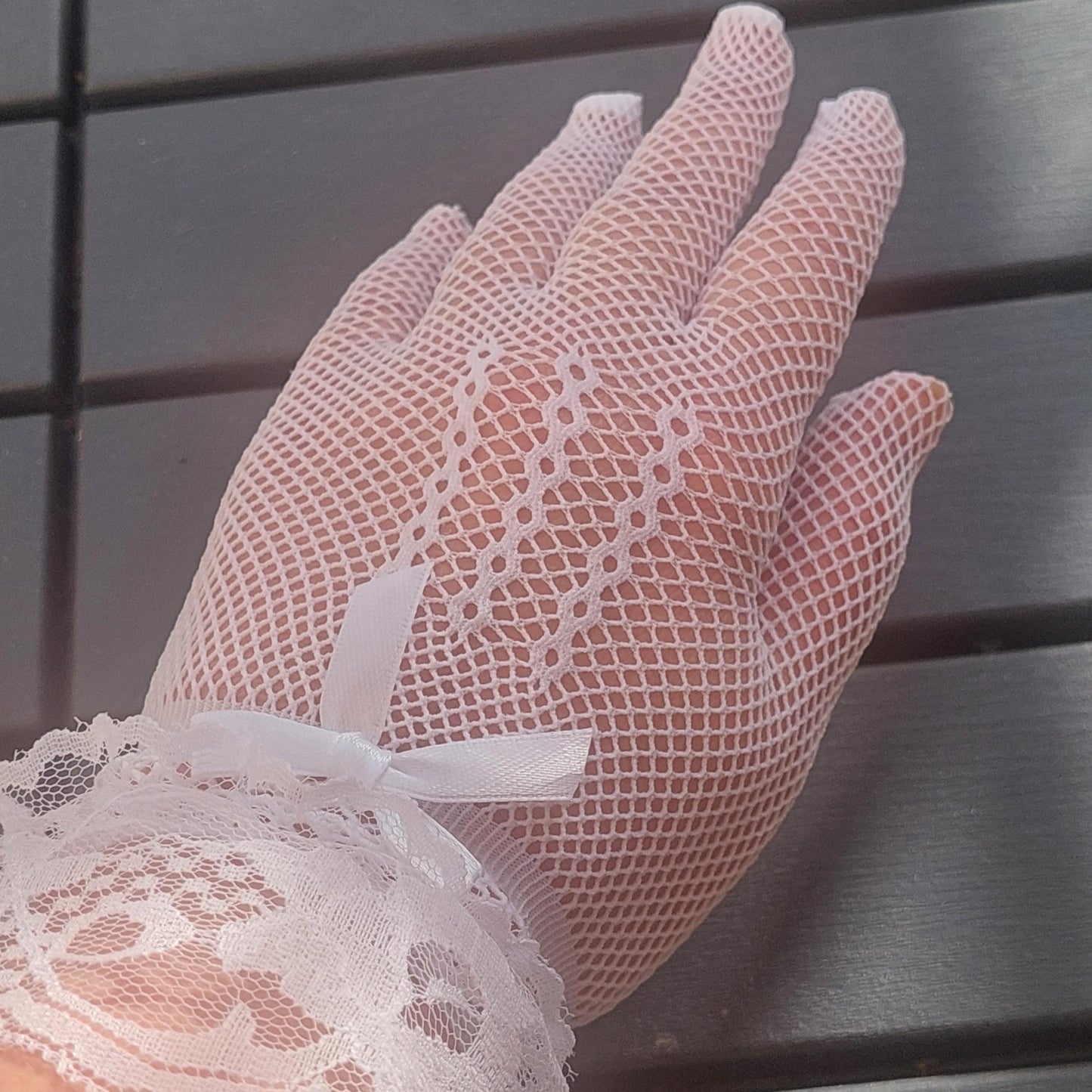 Elegante Spitzenhandschuhe: Schwarze &amp; Weiße Vollfingerhandschuhe für besondere Anlässe