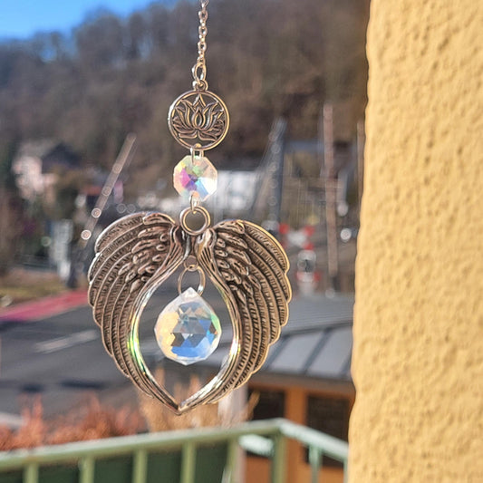 Kristall-Sonnenfänger mit Engelsflügeln – Elegante Garten- und Wohndekoration, einzigartiges Glaskunst-Geschenk, spirituelles Schutzengel-Prisma, handgefertigter Wandbehang