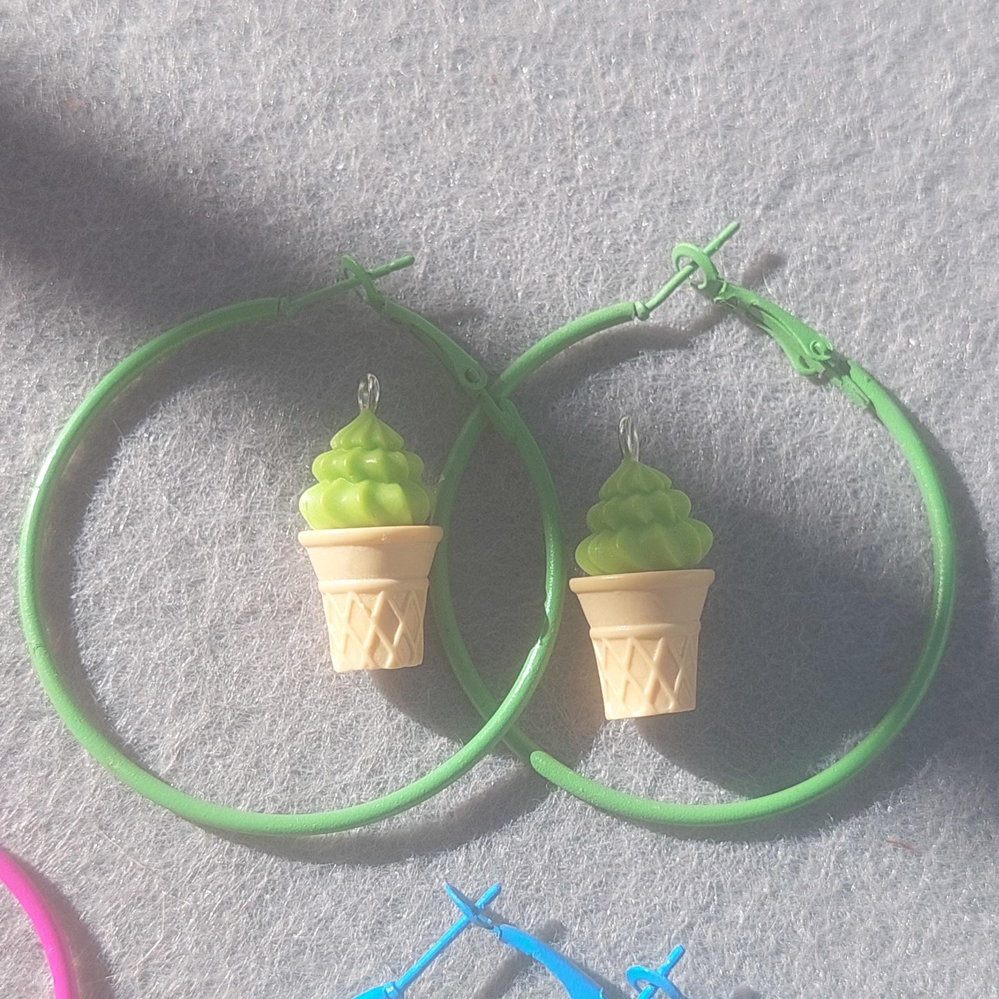Lebhafte, hypoallergene Creolen mit Eiscreme-Anhänger: Bunte Sommer-Ohrringe aus Edelstahl