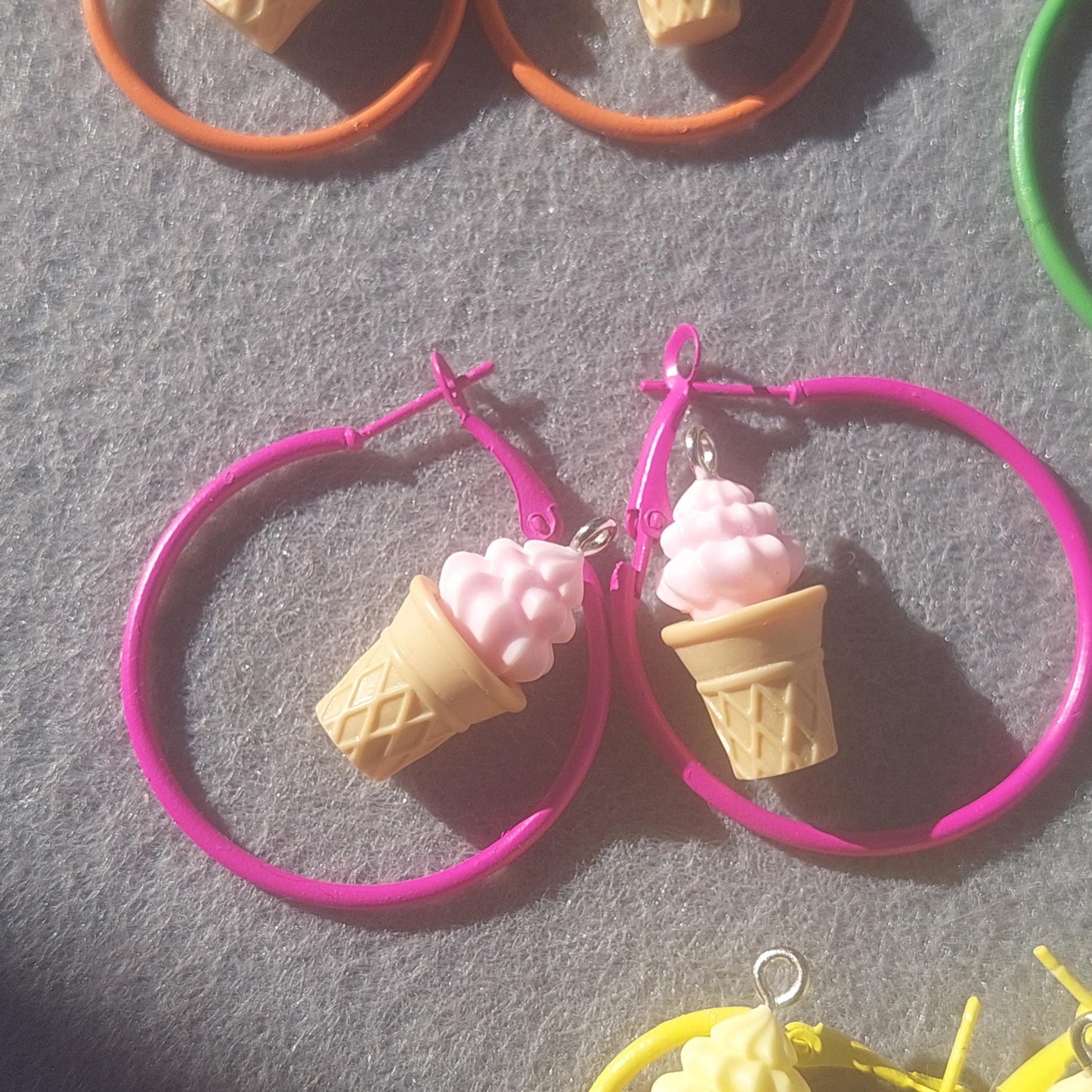 Lebhafte, hypoallergene Creolen mit Eiscreme-Anhänger: Bunte Sommer-Ohrringe aus Edelstahl