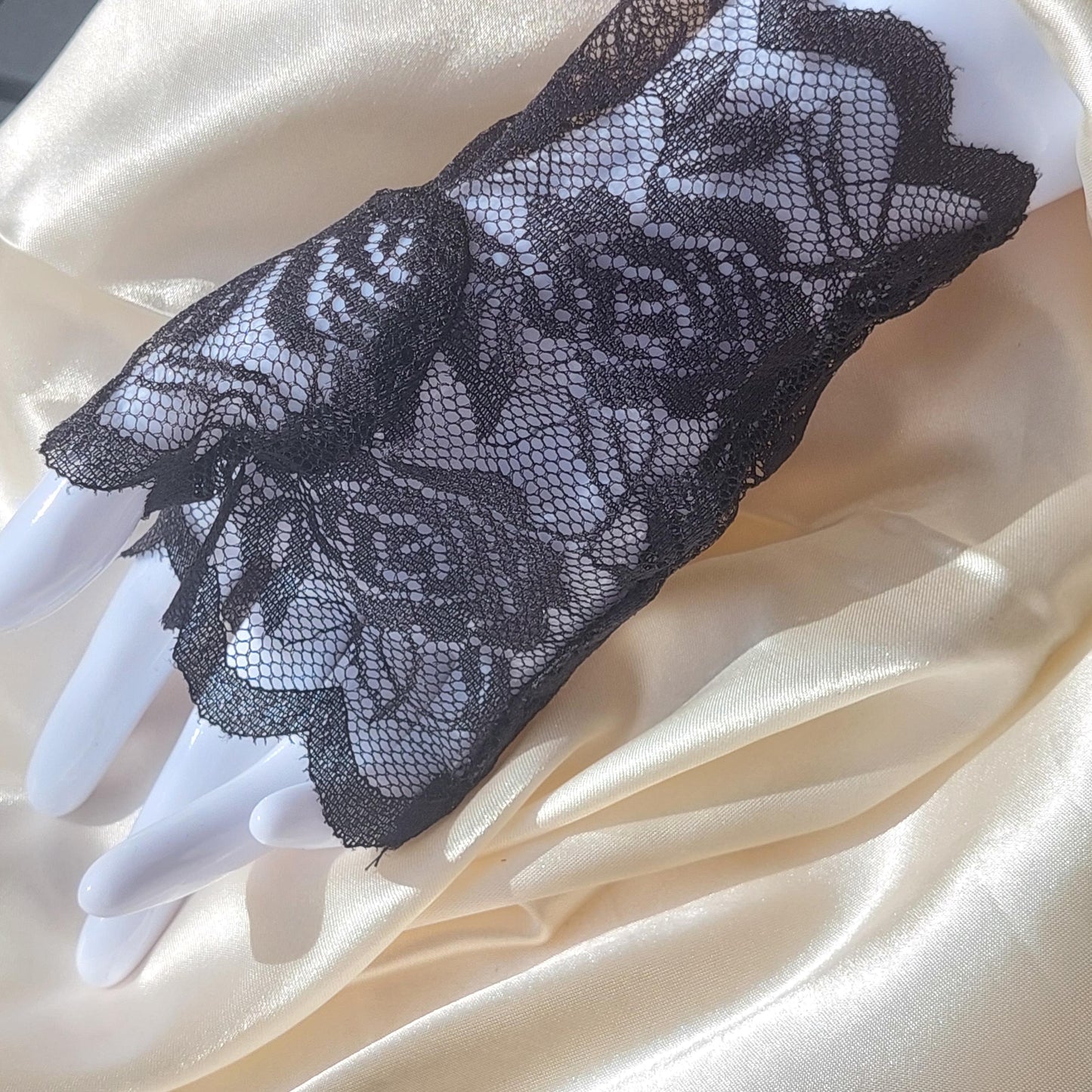 Elegante schwarze fingerlose Handschuhe aus floraler Spitze für Abendveranstaltungen, Gothic-Mode und formelle Anlässe