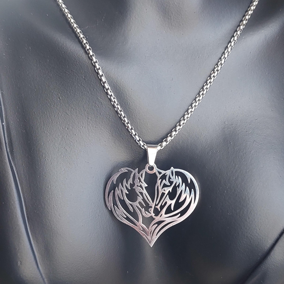 Einzigartige Pferdeanhänger-Anhänger-Halskette: Mutiger Statement-Schmuck, Geschenk für Reitsportbegeisterte. Statement-Pferdeanhänger mit Edelstahlkette