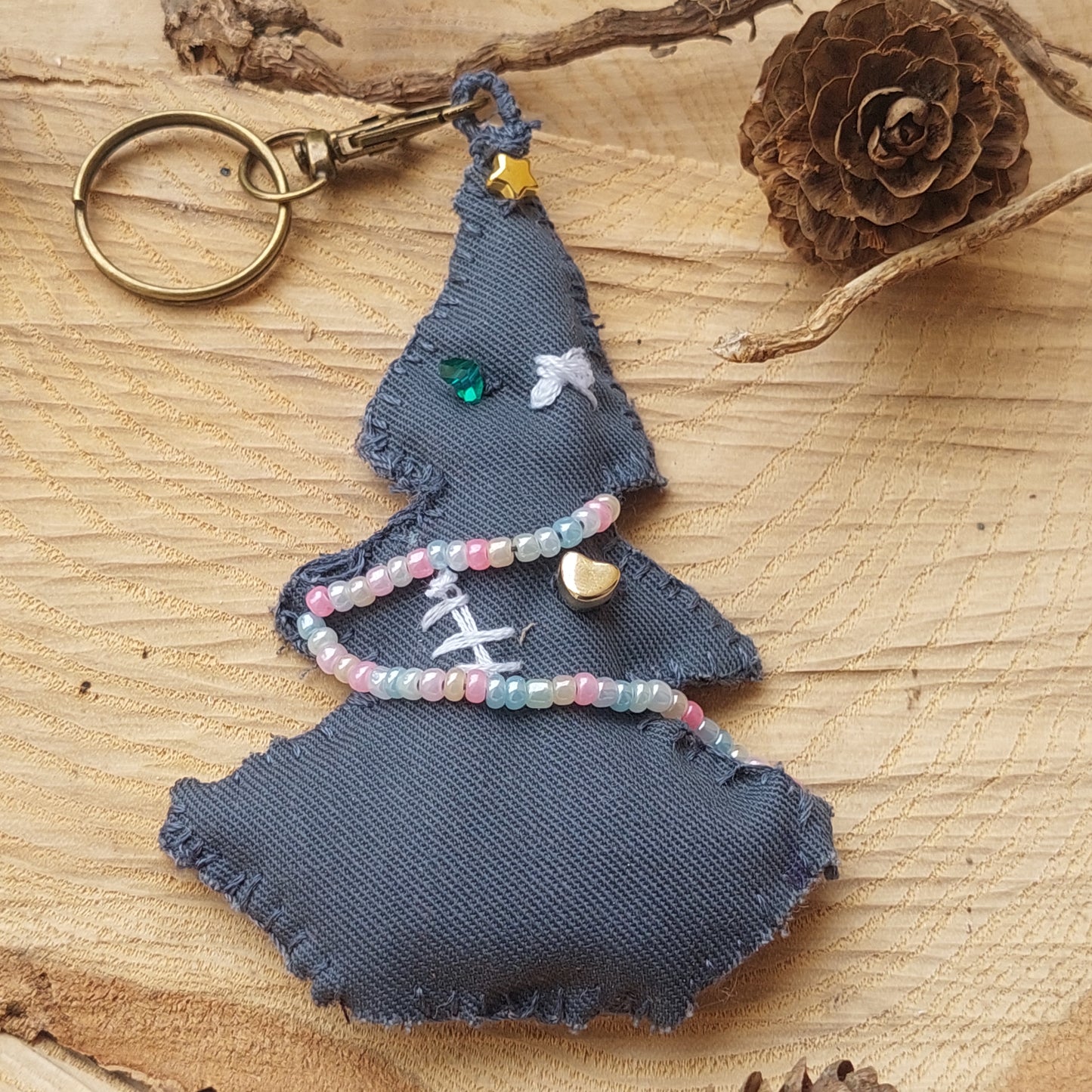Alternativer Weihnachtsbaum-Schlüsselanhänger – Handgefertigter Plüschanhänger im Gothic-Boho-Stil | Einzigartiges Rucksack- und Taschenaccessoire mit Geschenktüte