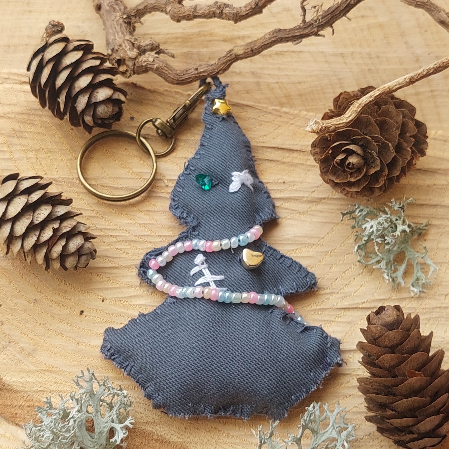 Alternativer Weihnachtsbaum-Schlüsselanhänger – Handgefertigter Plüschanhänger im Gothic-Boho-Stil | Einzigartiges Rucksack- und Taschenaccessoire mit Geschenktüte