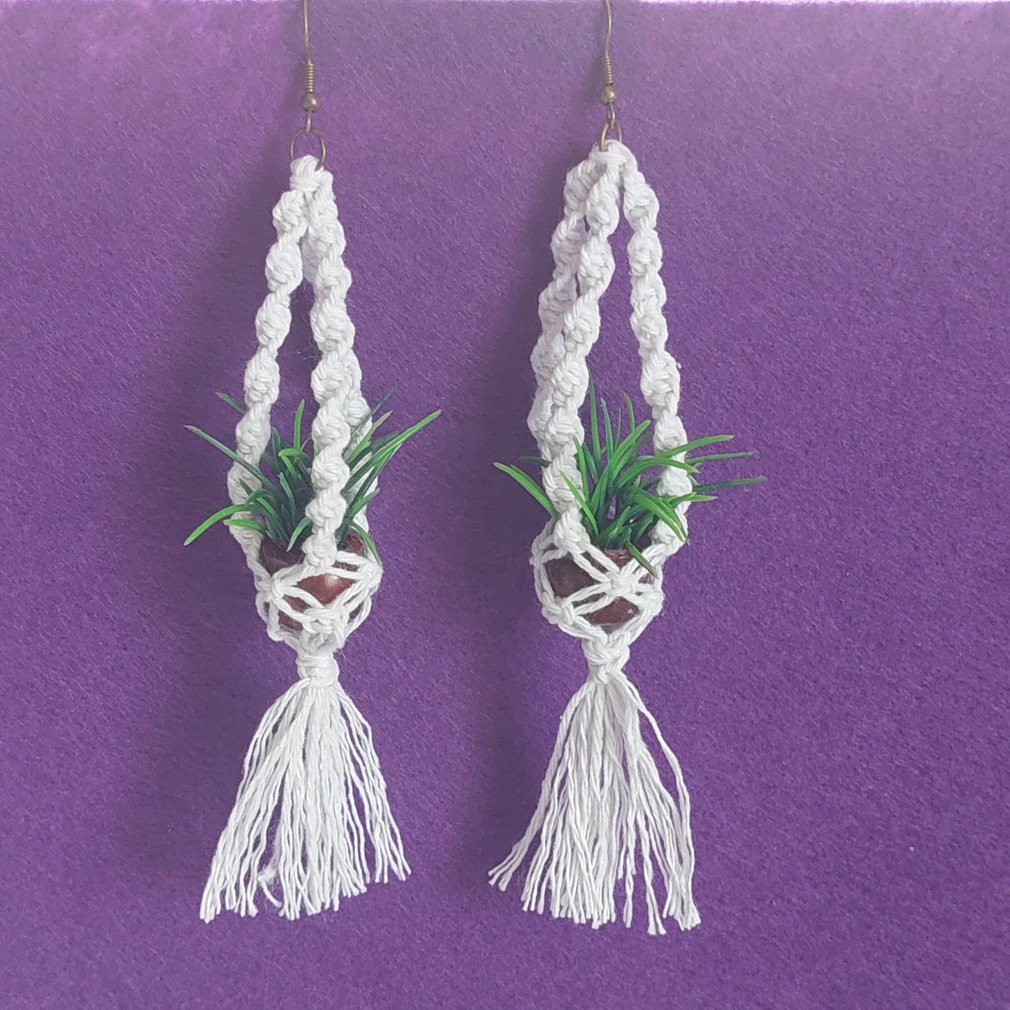 Boho-Makramee-Ohrringe mit Mini-Pflanztopf | Handgefertigter Hängeschmuck im Blumentopf-Stil | Einzigartiges Geschenk im Boho-Stil für Sie