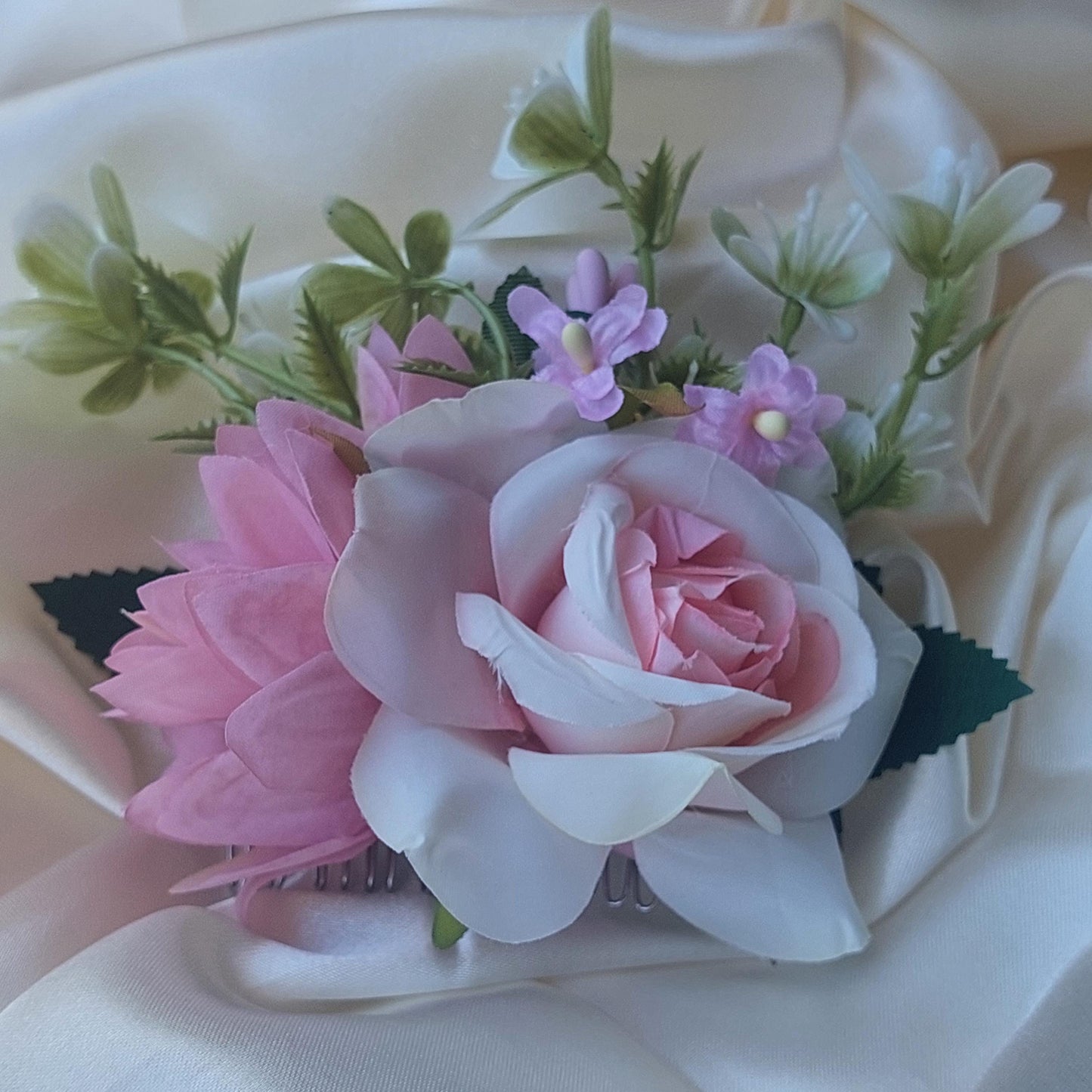 Bunter Haarkamm mit Blumenmuster – Handgefertigtes Statement-Haaraccessoire, elegante florale Haarverzierung, Geschenk für Sie, perfekt für Feiertage und jeden Tag