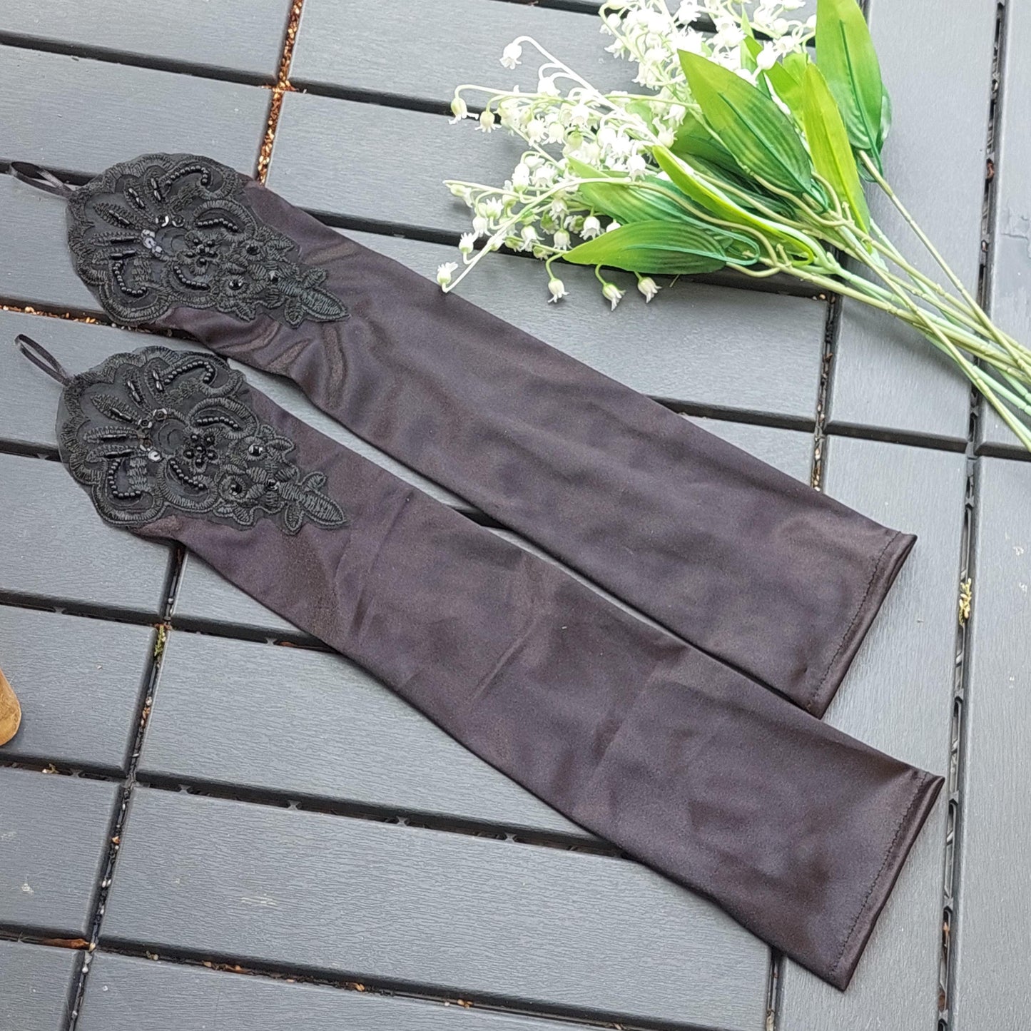 Elegant Black Lace Fingerless Evening Gloves - Romantic Accessory for Women