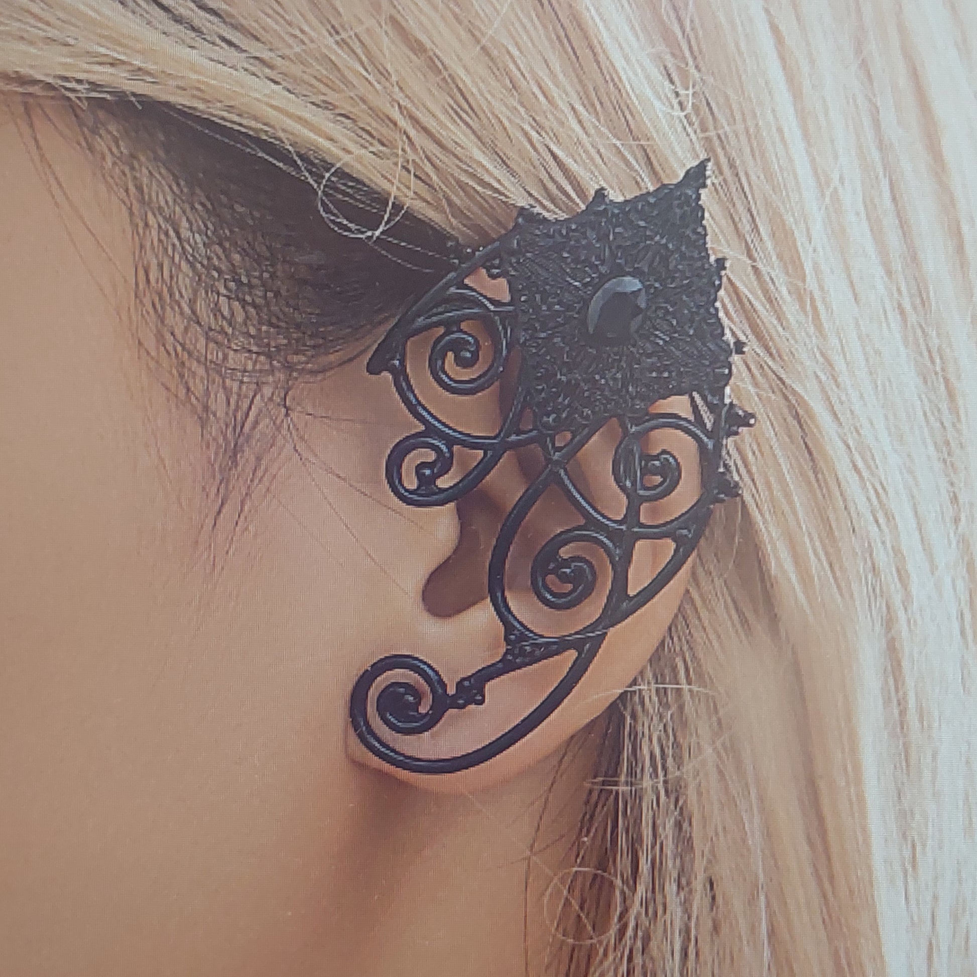 Black elf ear cuffs with crystals – gothic fantasy earrings for pierced ears.
Elegant black crystal elf ear jewelry for Halloween, cosplay, festivals and dark fantasy looks.