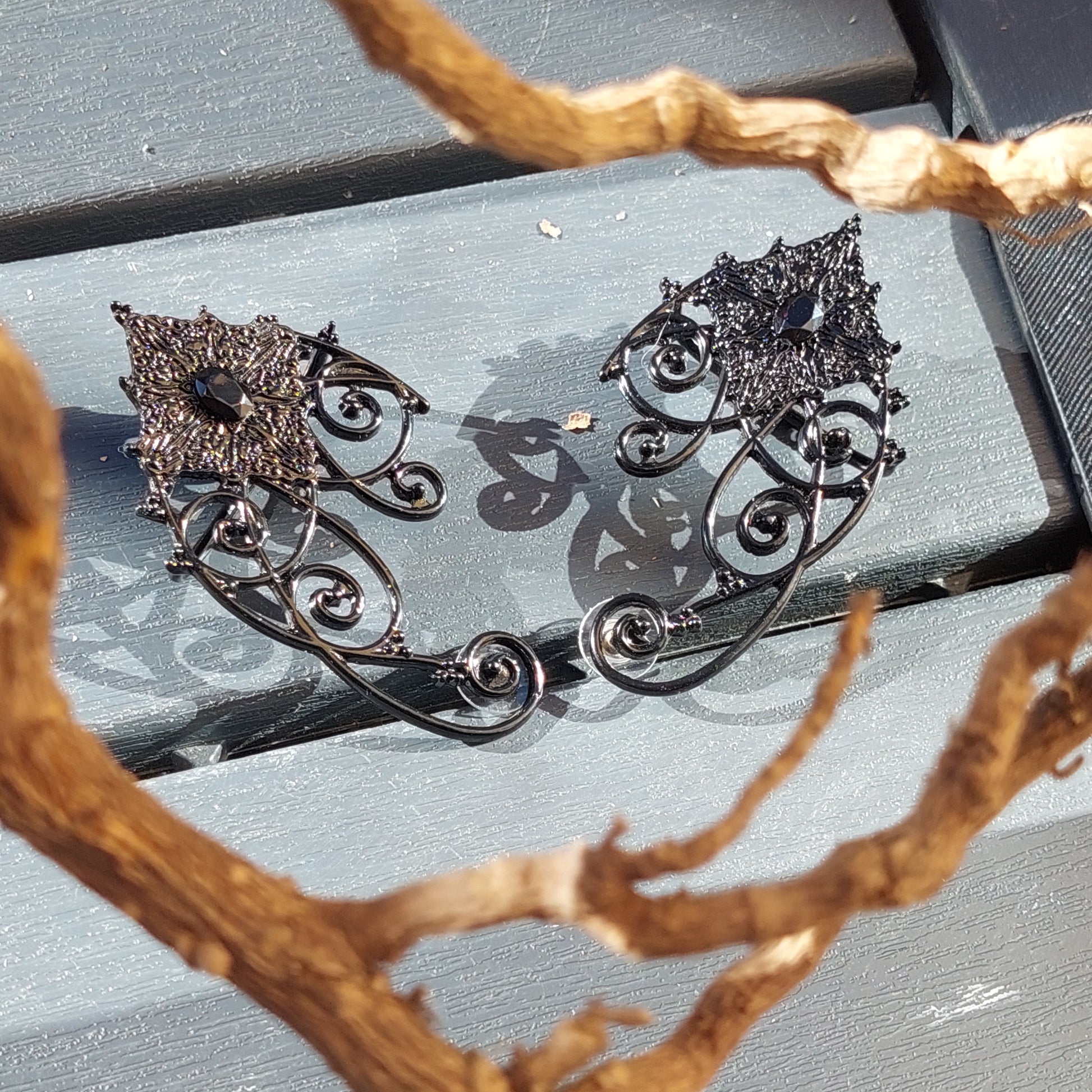 Black elf ear cuffs with crystals – gothic fantasy earrings for pierced ears.
Elegant black crystal elf ear jewelry for Halloween, cosplay, festivals and dark fantasy looks.