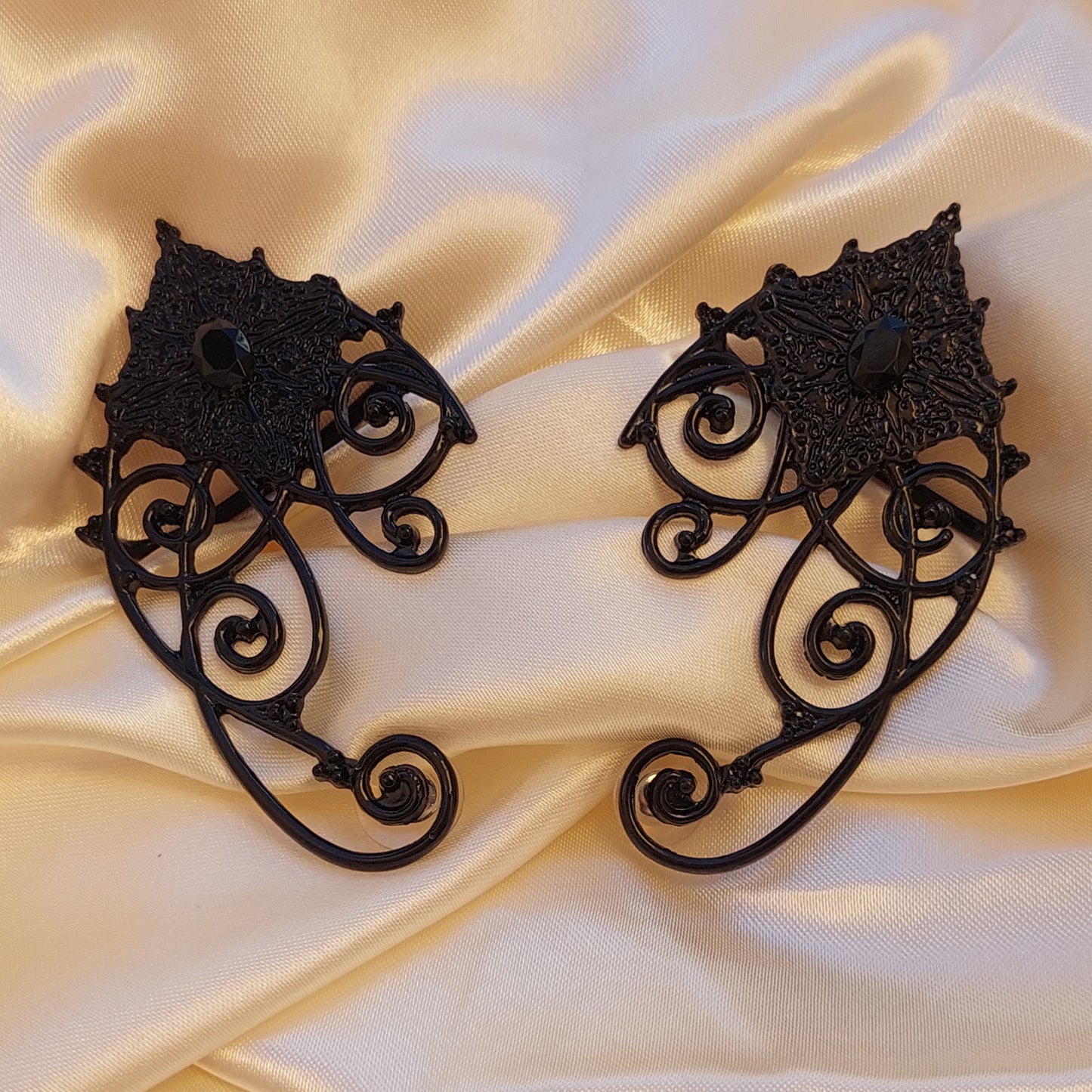 Black elf ear cuffs with crystals – gothic fantasy earrings for pierced ears.
Elegant black crystal elf ear jewelry for Halloween, cosplay, festivals and dark fantasy looks.
