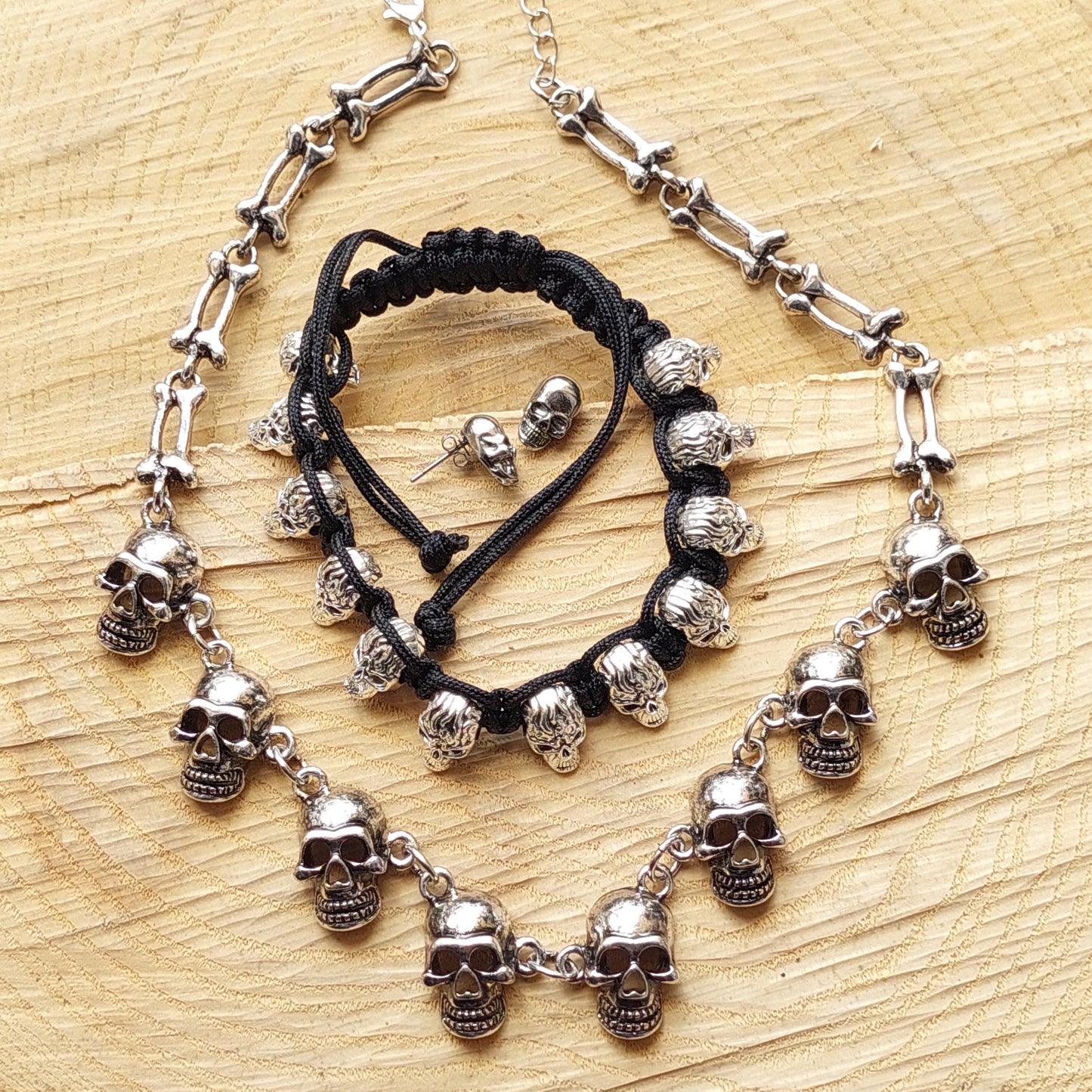 Gothic Totenkopf Schmuck Set – Choker Halskette, Verstellbares Armband, Skull Ohrstecker