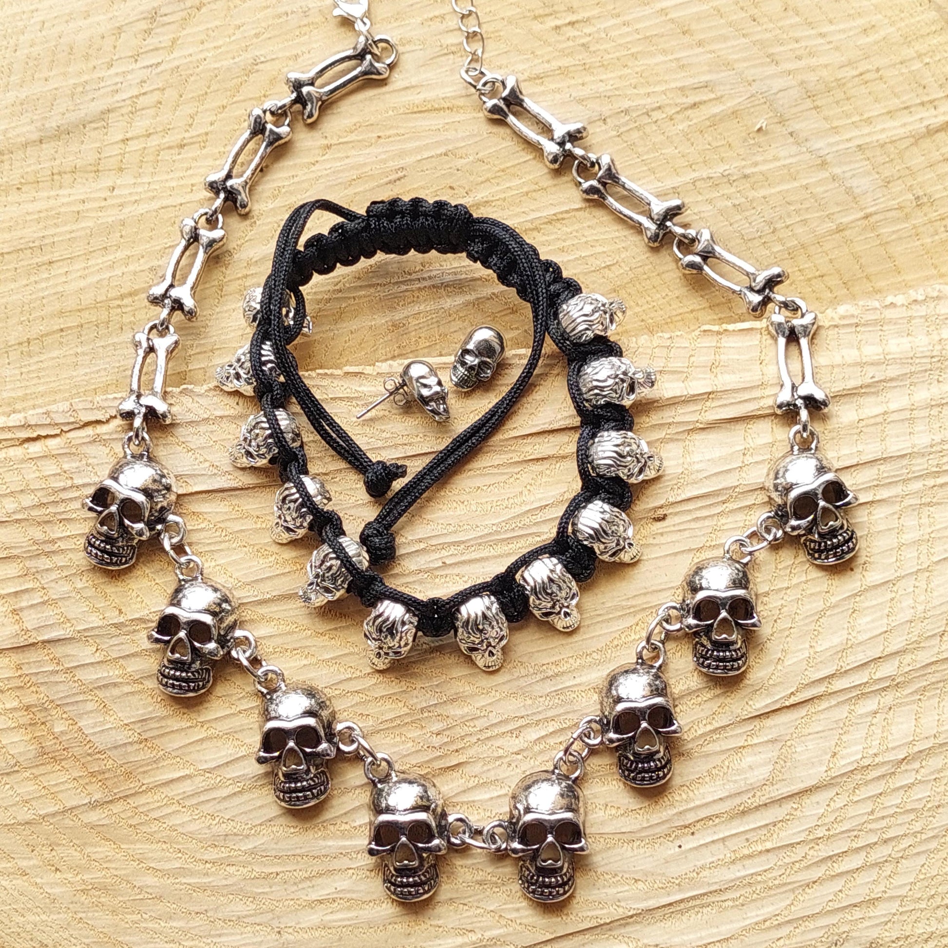 Gothic Totenkopf Schmuck Set – Choker Halskette, Verstellbares Armband, Skull Ohrstecker