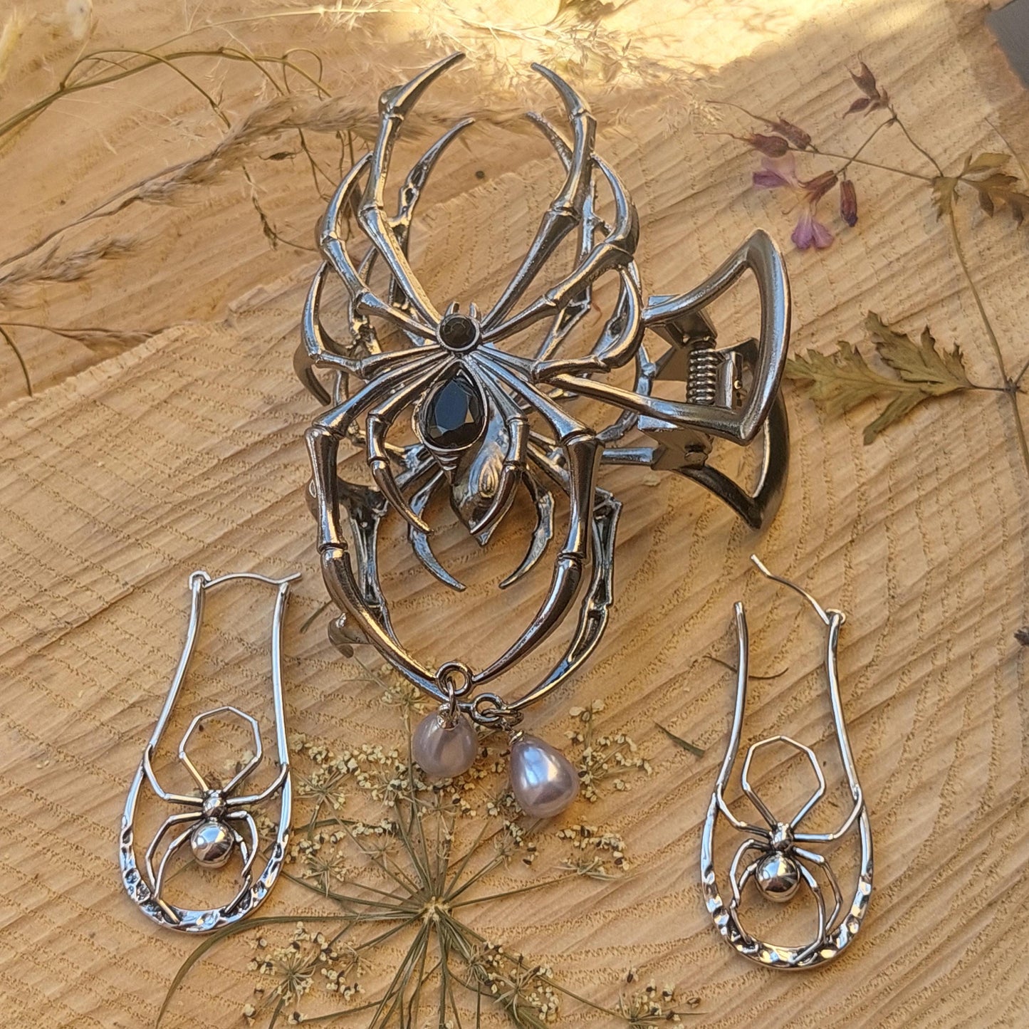 Gothic spider hair clip with pearls