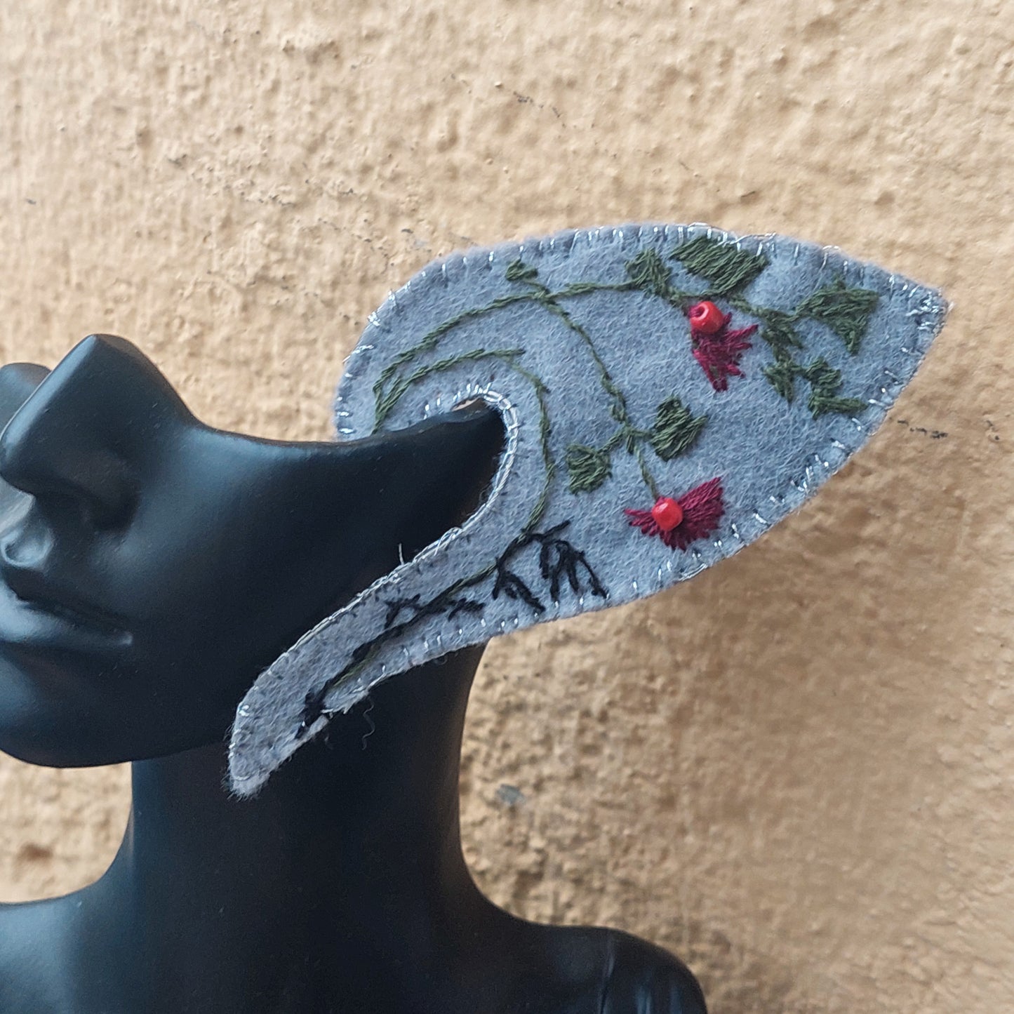 Limited edition handmade fantasy accessory.
Shipped in gift-ready packaging — a personal greeting card can be added upon request.