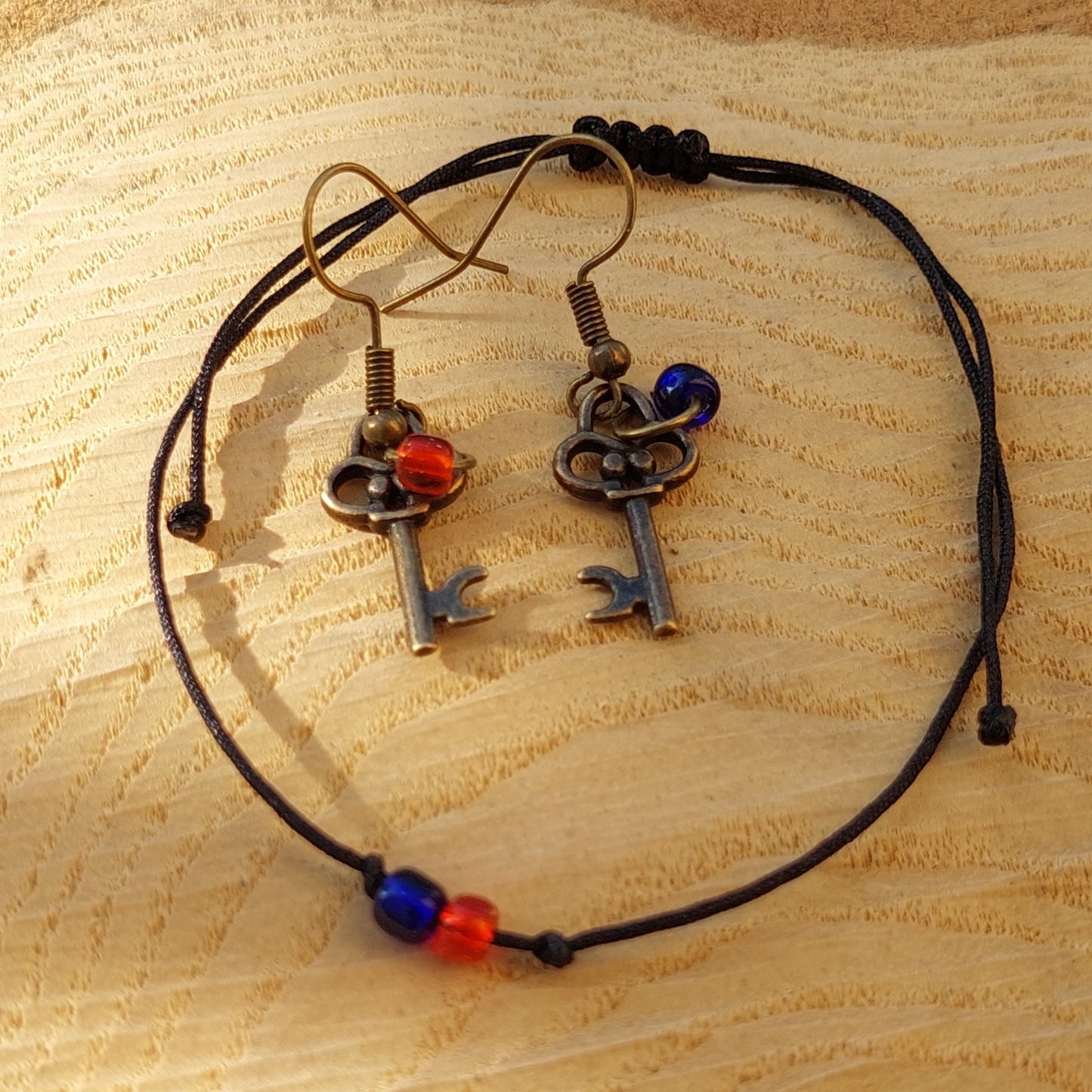 Matrix Choice jewelry set – earrings and bracelet with symbolic design Matrix Choice Schmuckset – Ohrringe und Armband mit symbolischem Design