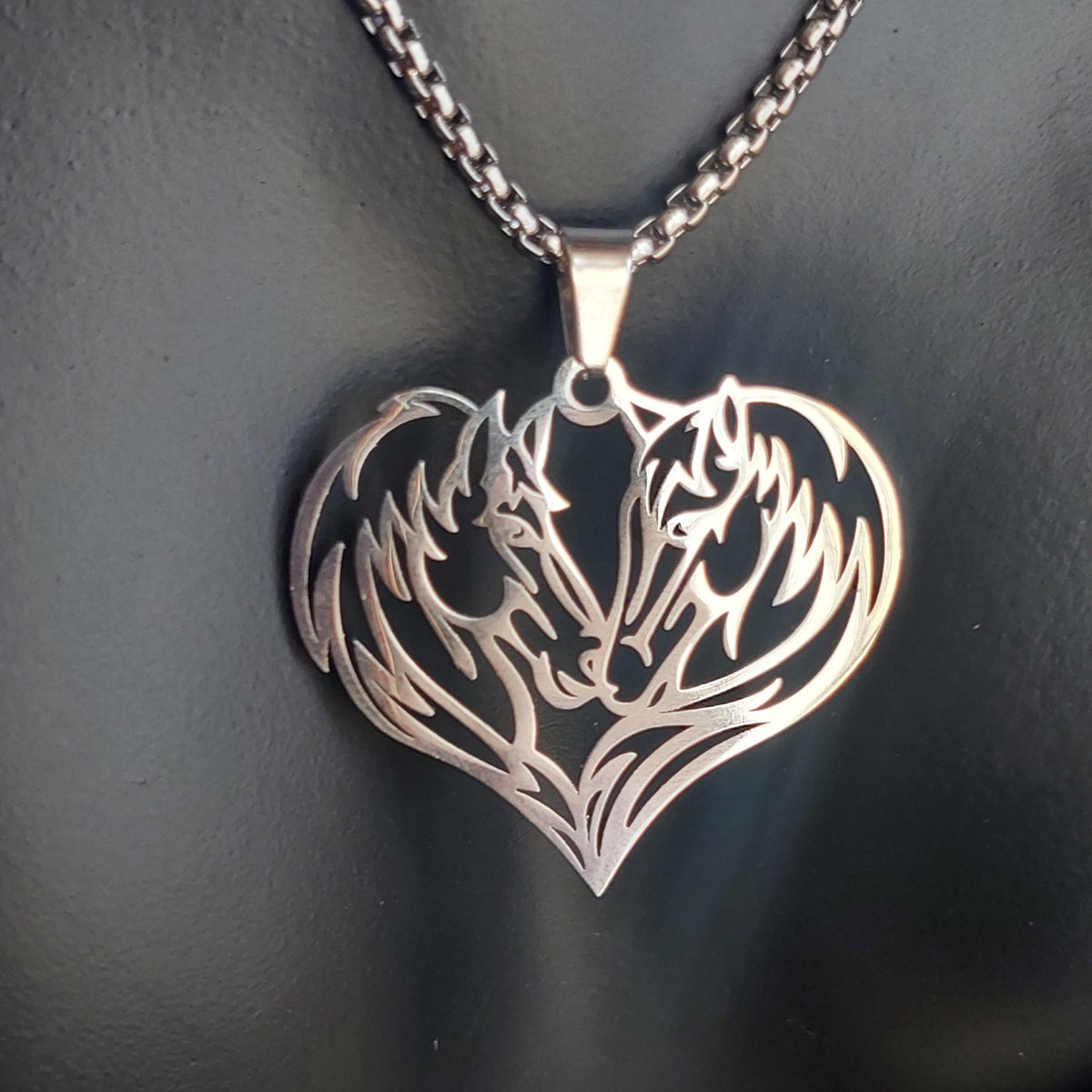 Einzigartige Pferdeanhänger-Anhänger-Halskette: Mutiger Statement-Schmuck, Geschenk für Reitsportbegeisterte. Statement-Pferdeanhänger mit Edelstahlkette