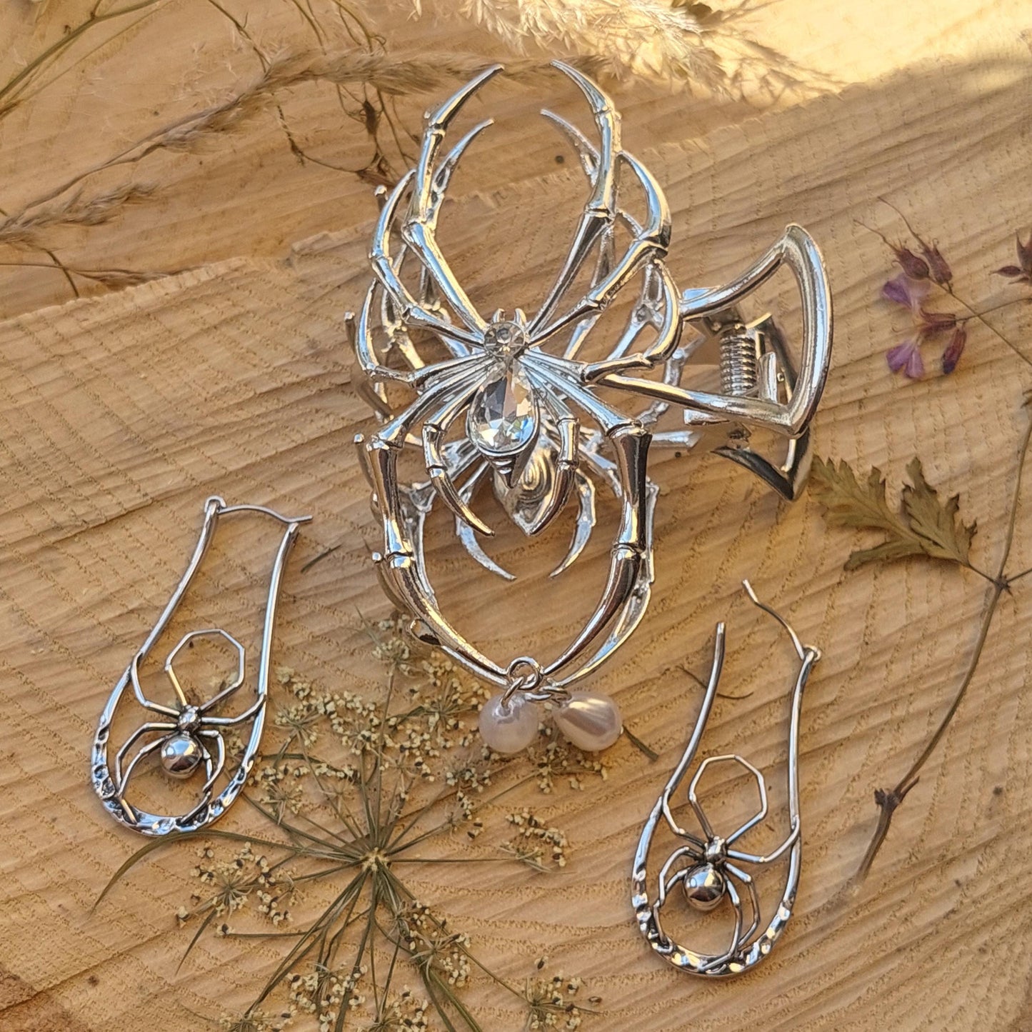 Gothic Spider Jewelry Set - Vintage Pearl Hair Clip and Boho Spider Earrings for Halloween Cosplay