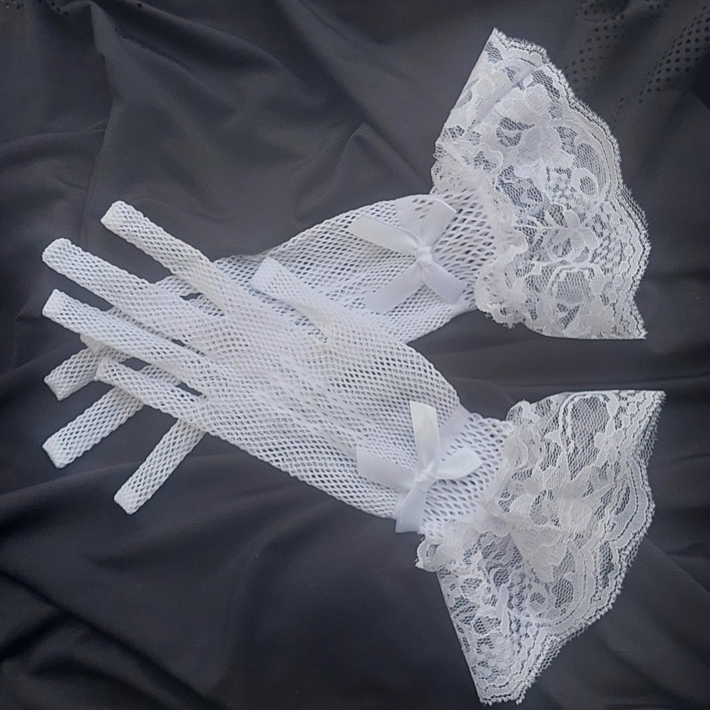 Elegante Spitzenhandschuhe: Schwarze &amp; Weiße Vollfingerhandschuhe für besondere Anlässe