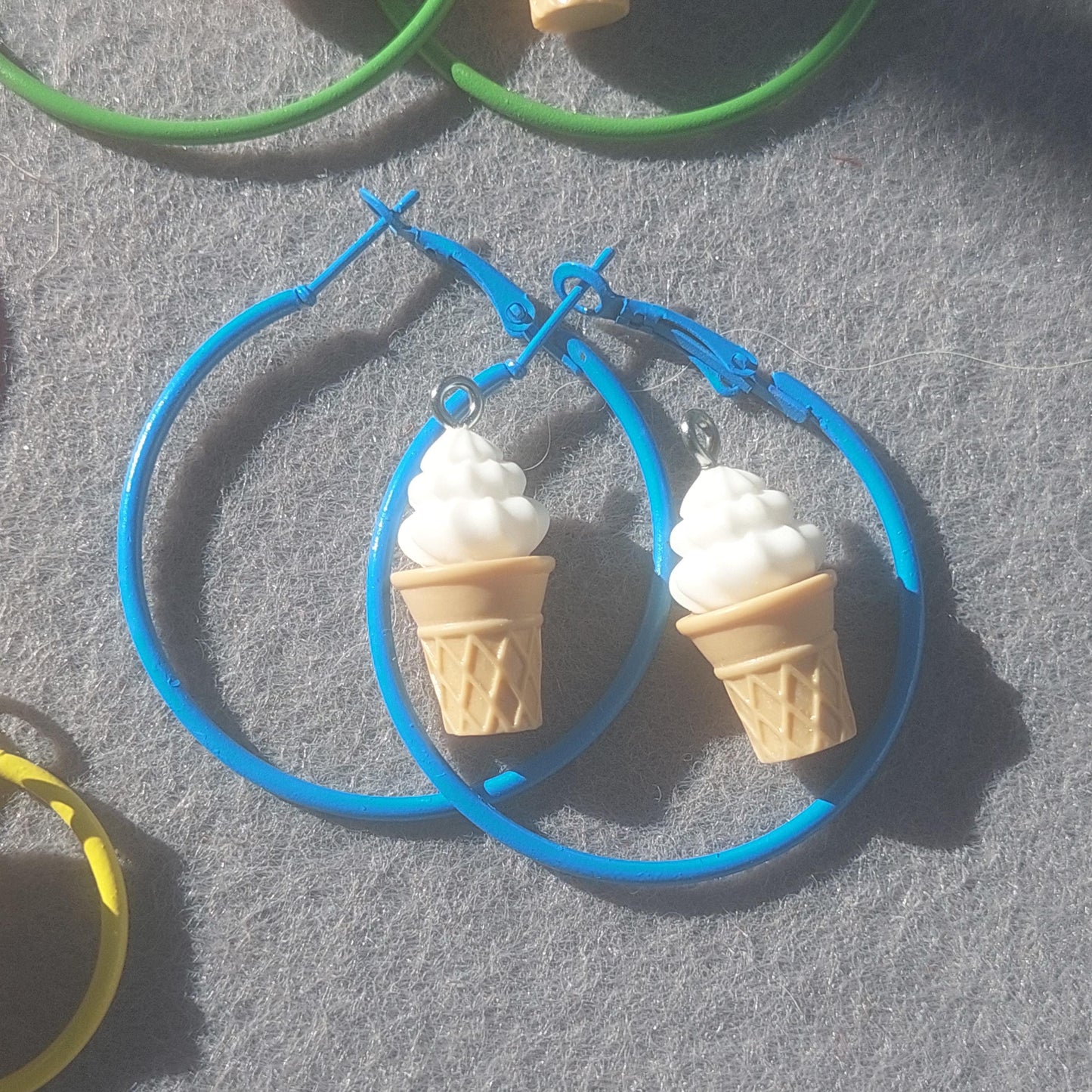 Lebhafte, hypoallergene Creolen mit Eiscreme-Anhänger: Bunte Sommer-Ohrringe aus Edelstahl