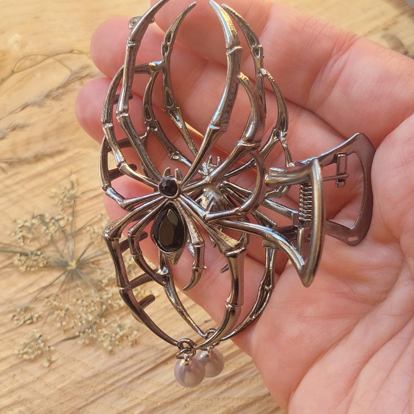 Gothic Spider Jewelry Set - Vintage Pearl Hair Clip and Boho Spider Earrings for Halloween Cosplay