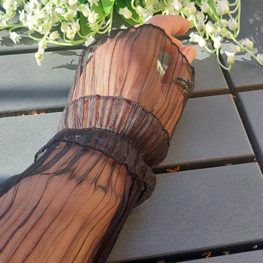 Elegante schwarze, fingerlose Abendhandschuhe aus Spitze mit transparenten langen Ärmeln – romantisches Accessoire für Damen