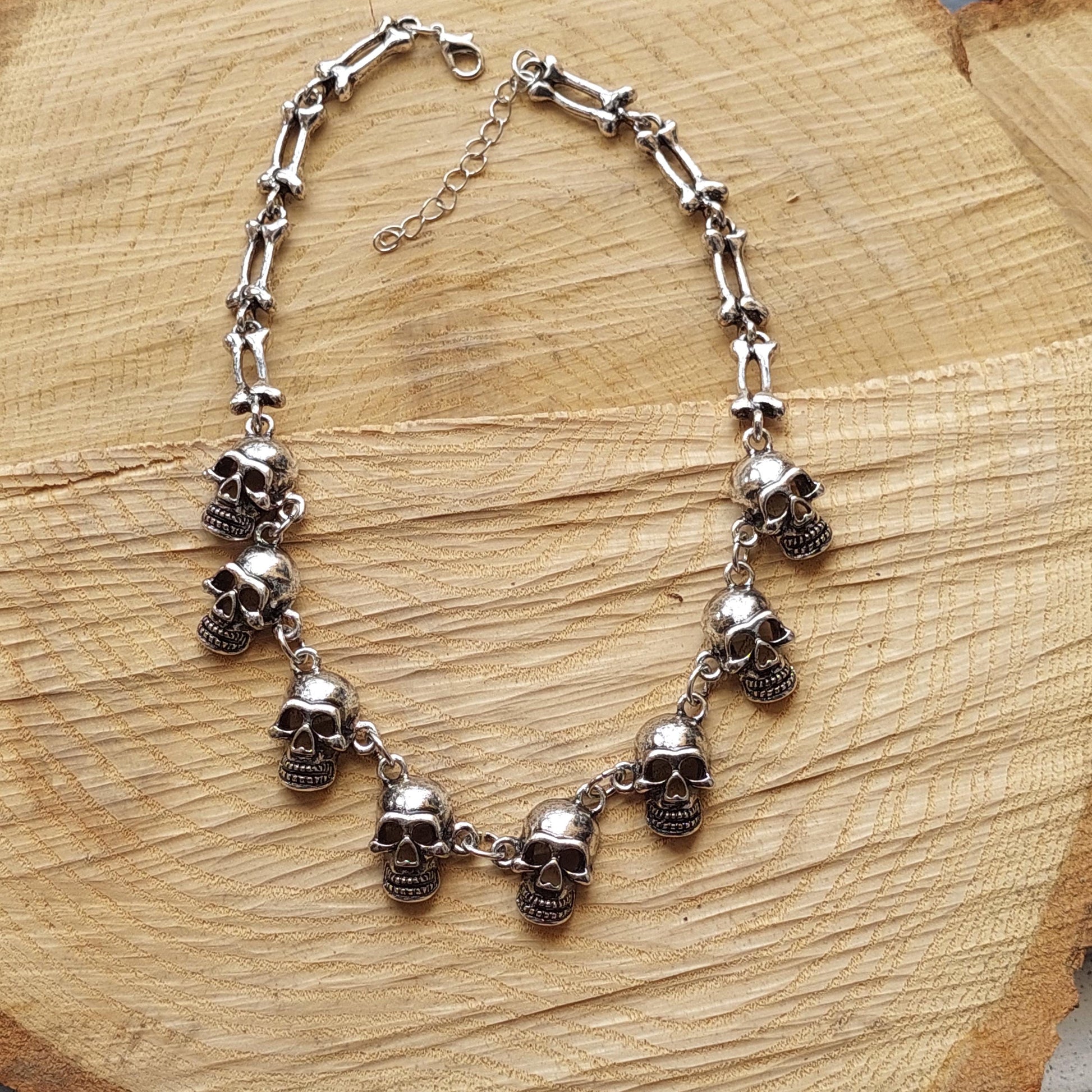 Gothic Totenkopf Schmuck Set – Choker Halskette, Verstellbares Armband, Skull Ohrstecker