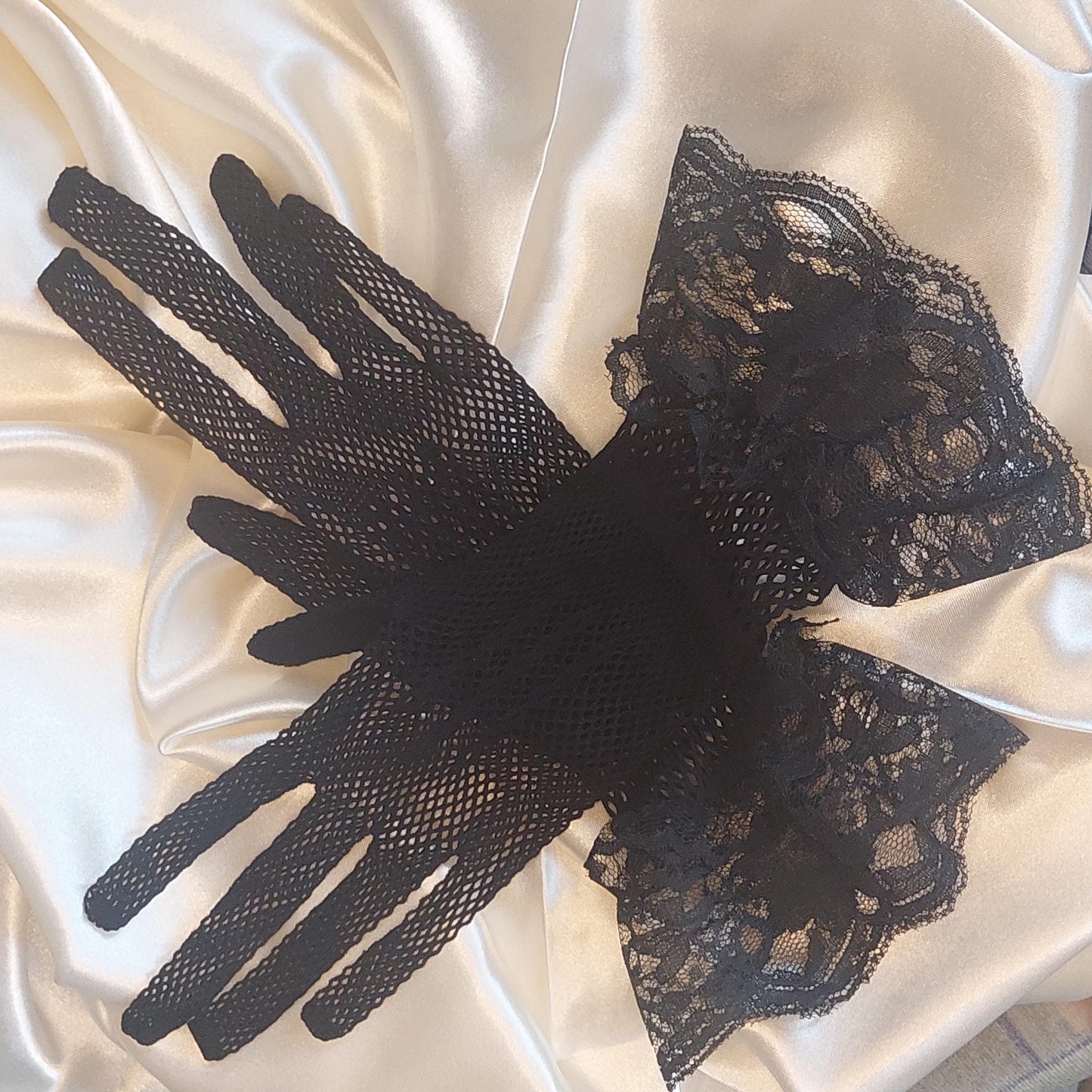 Elegante Spitzenhandschuhe: Schwarze &amp; Weiße Vollfingerhandschuhe für besondere Anlässe