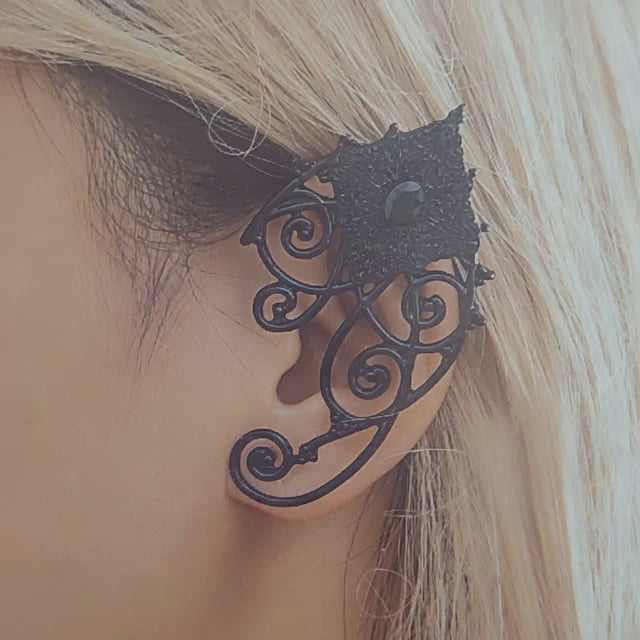 Black elf ear cuffs with crystals – gothic fantasy earrings for pierced ears.
Elegant black crystal elf ear jewelry for Halloween, cosplay, festivals and dark fantasy looks.