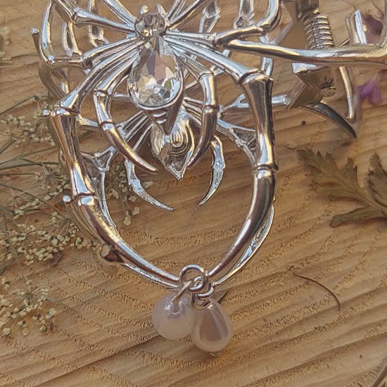 Gothic Spider Jewelry Set - Vintage Pearl Hair Clip and Boho Spider Earrings for Halloween Cosplay
