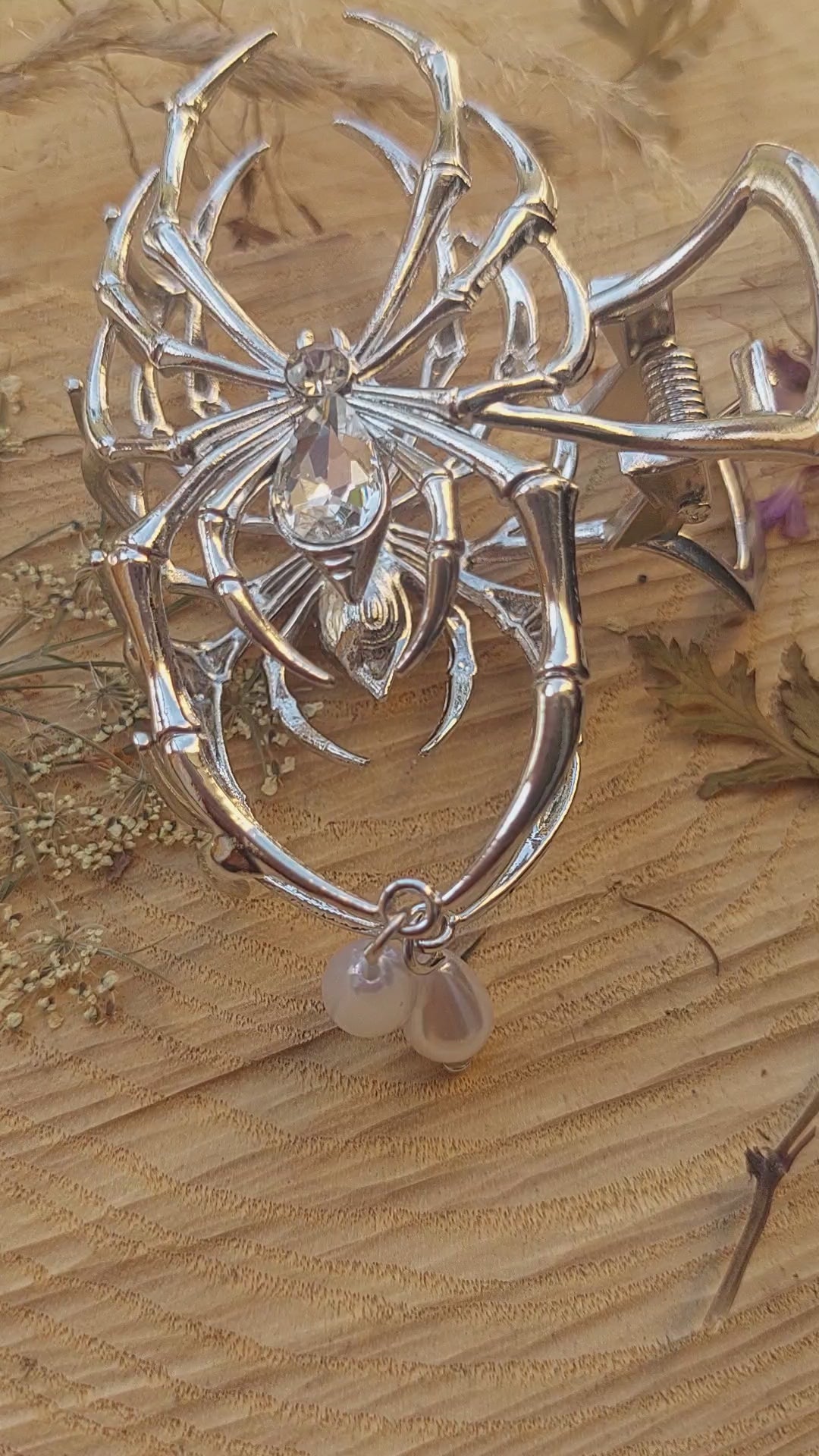 Gothic Spider Jewelry Set - Vintage Pearl Hair Clip and Boho Spider Earrings for Halloween Cosplay